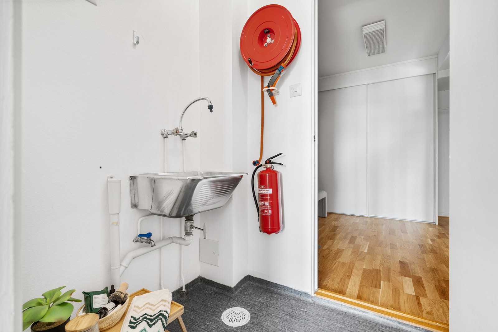 Vaskerom i tilknytning til kjøkken og entre. Galleribilde