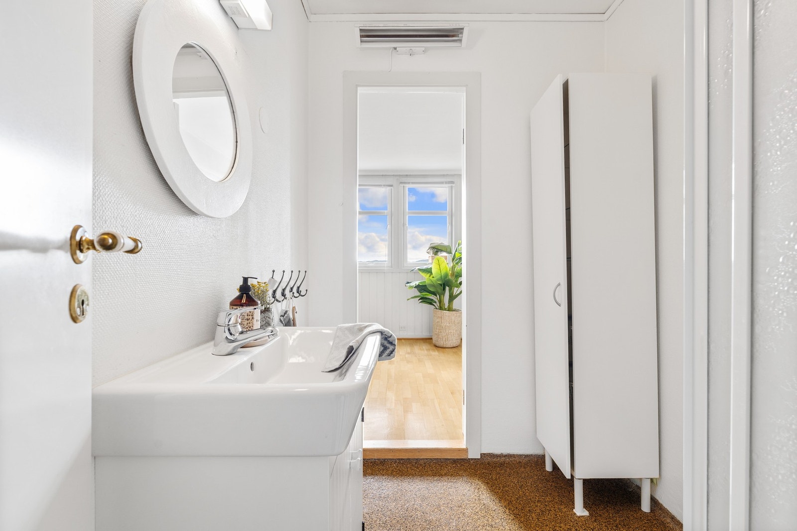 Bad ligger på 3,5 kvm samt tilgang til eget wc rom og adgang fra det ene soverommet. Galleribilde