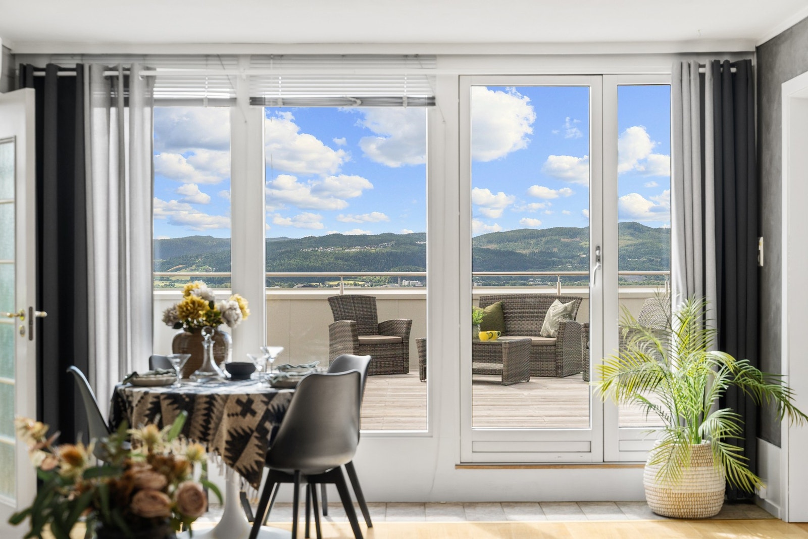 Fra stue har du utgang til en svært stor takterrasse på hele 77kvm. Galleribilde