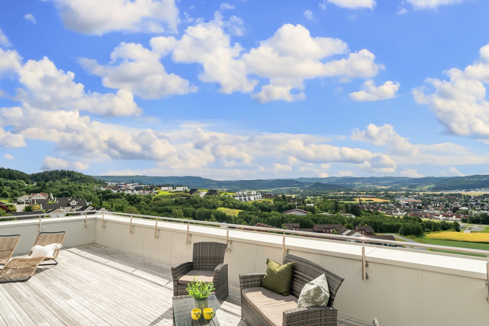 I umiddelbar nærhet finner man blant annet barnehage, barneskole og busstopp. Galleribilde