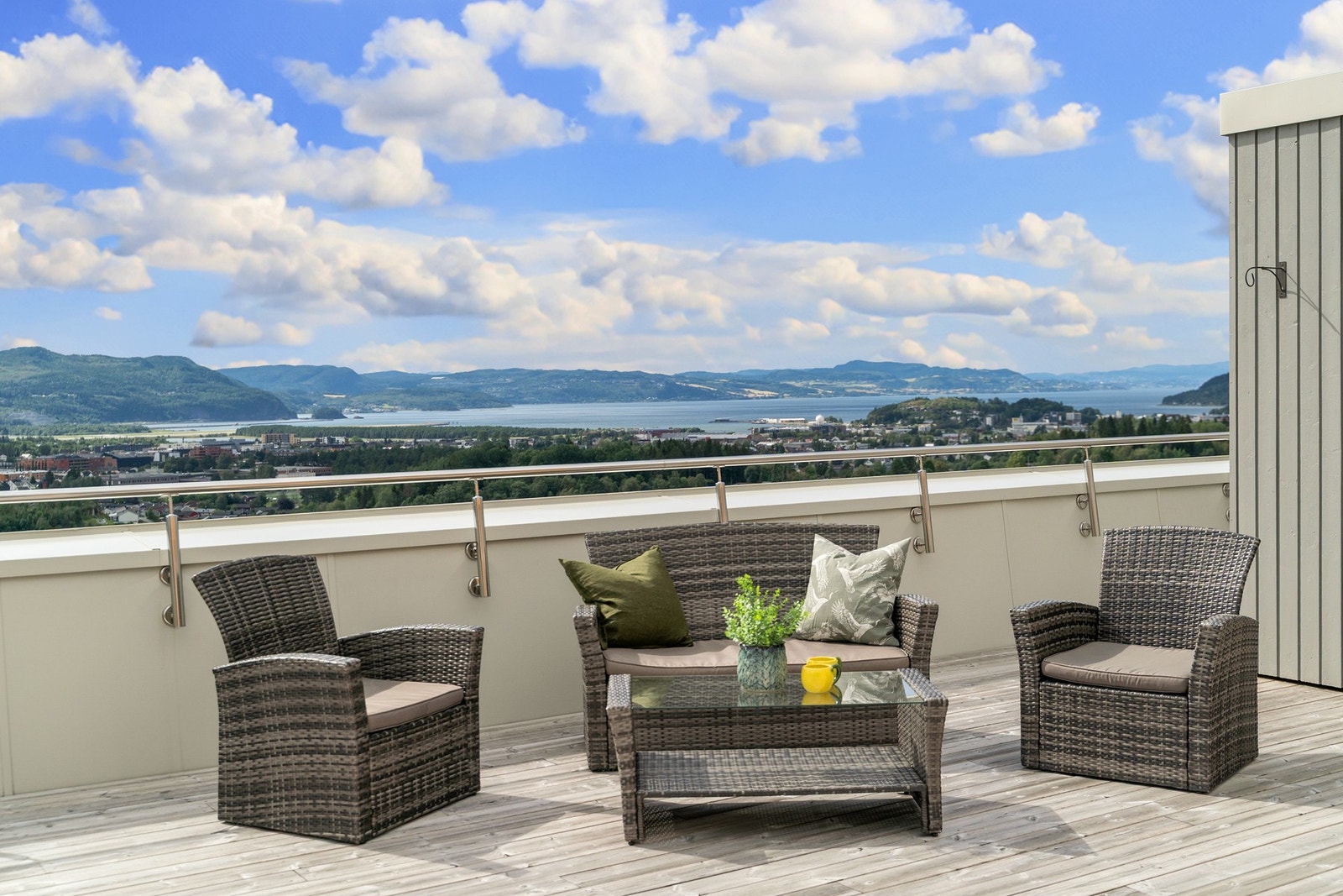 Utsikten strekker seg langt utover Trondheimsfjorden. Galleribilde