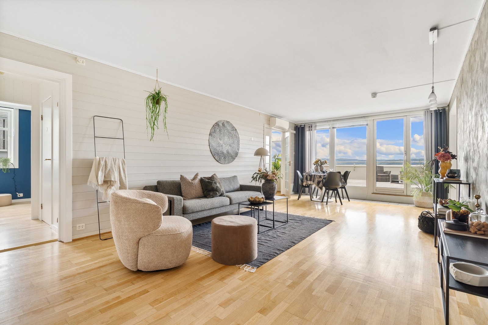 Stuen er utført med parkett på gulv og malte overflater på vegger og tak. Galleribilde