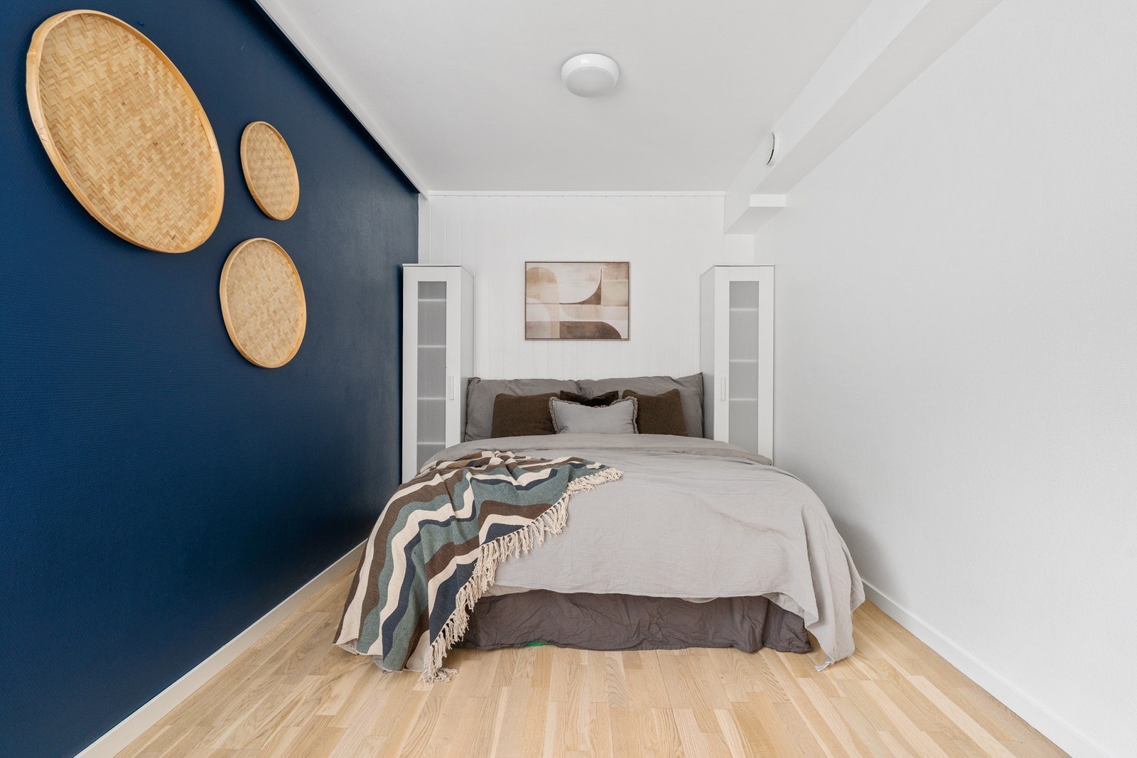 Her er det god plass til stor seng og garderobeløsninger. Galleribilde