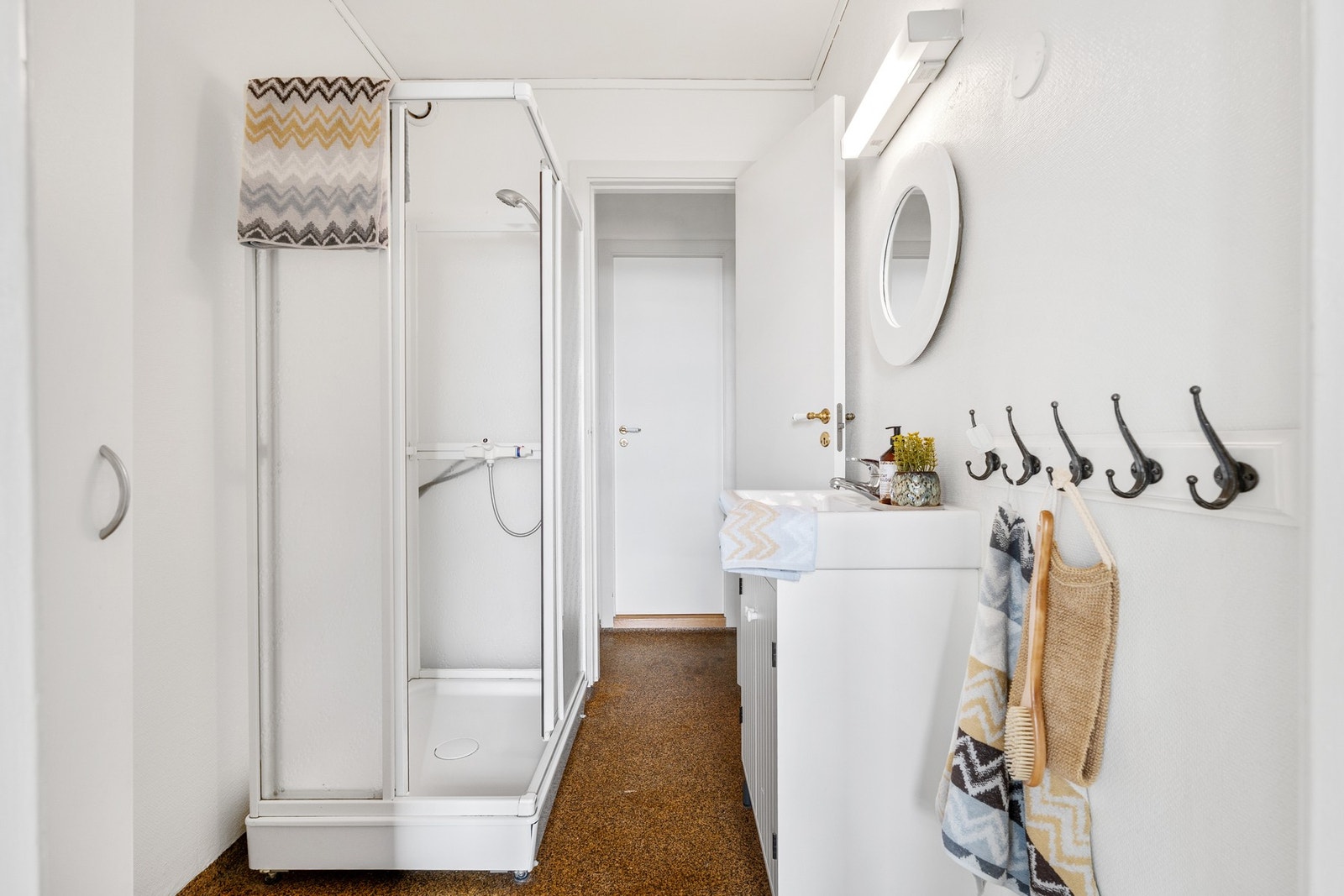 Badet er utstyrt med mekanisk avtrekk, dusjkabinett og servantskap samt gulvvarme. Galleribilde