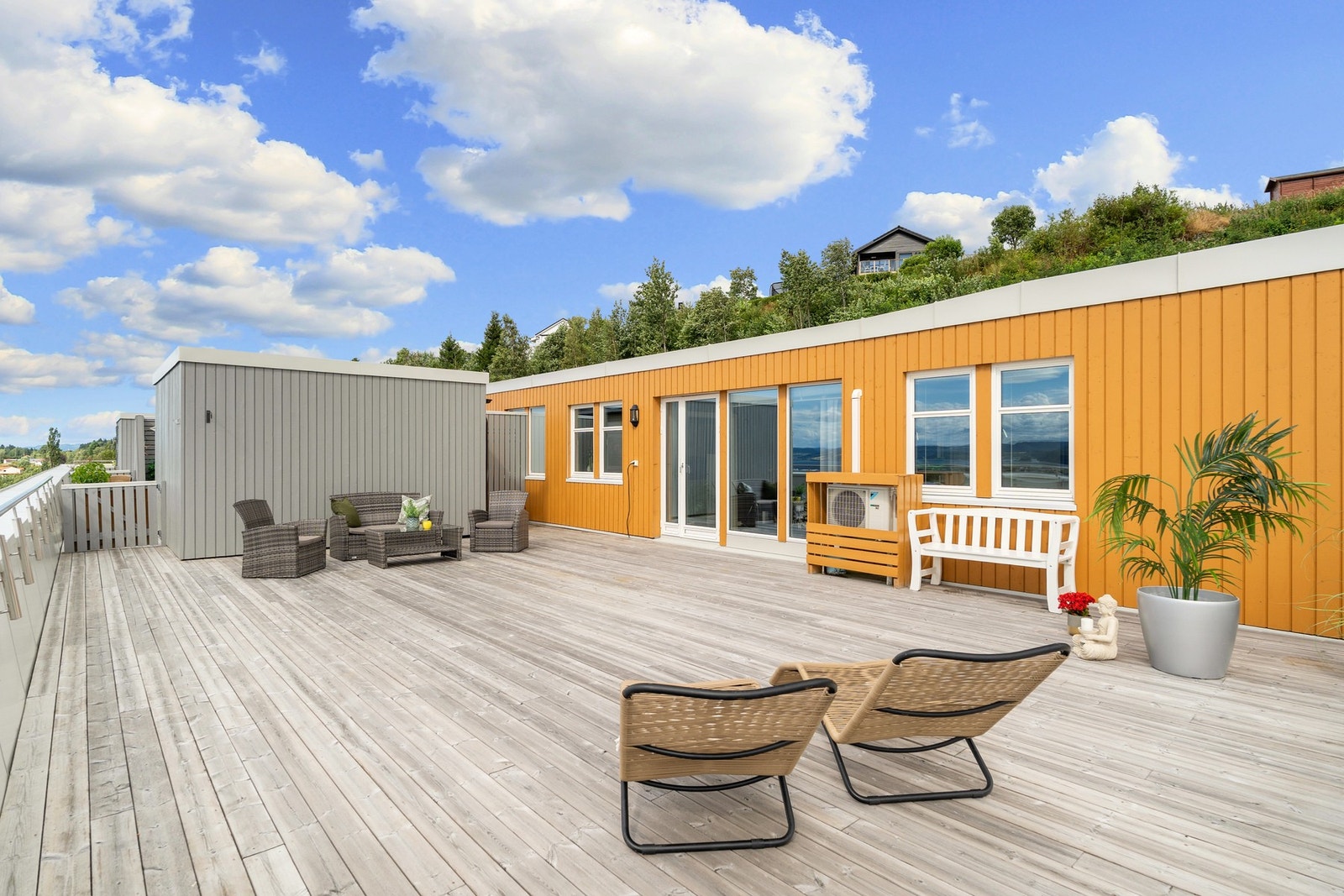 Leiligheten byr på en ypperlig takterrasse med god plass til ønsket utemøblement. Galleribilde