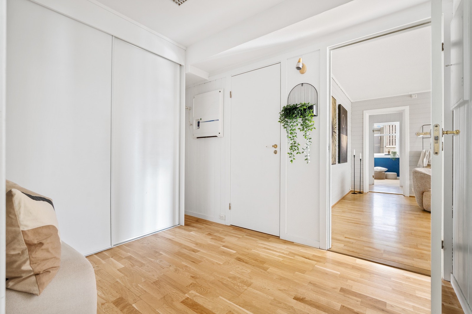 I entreen finner du blant annet stor skyvedørsgarderobe for praktisk oppbevaring. Galleribilde