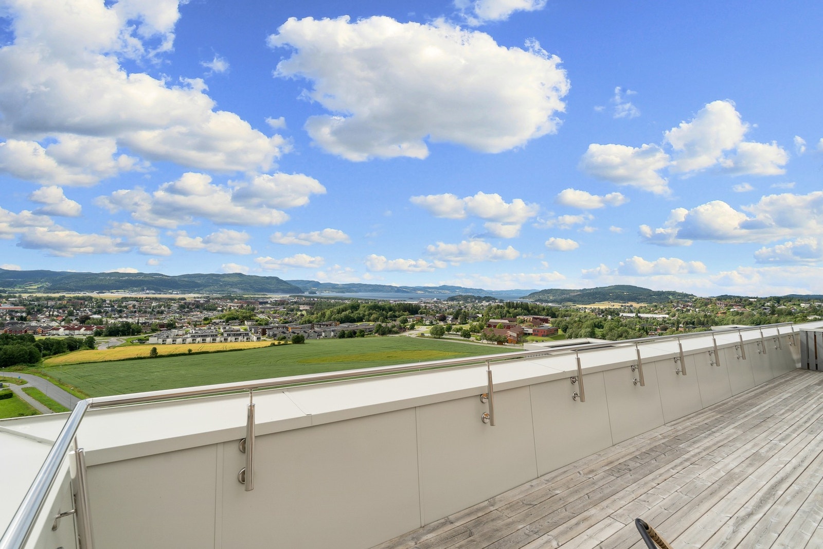 Det er kort avstand inn til Stjørdal sentrum hvor man finner alt av servicefasiliteter. Galleribilde