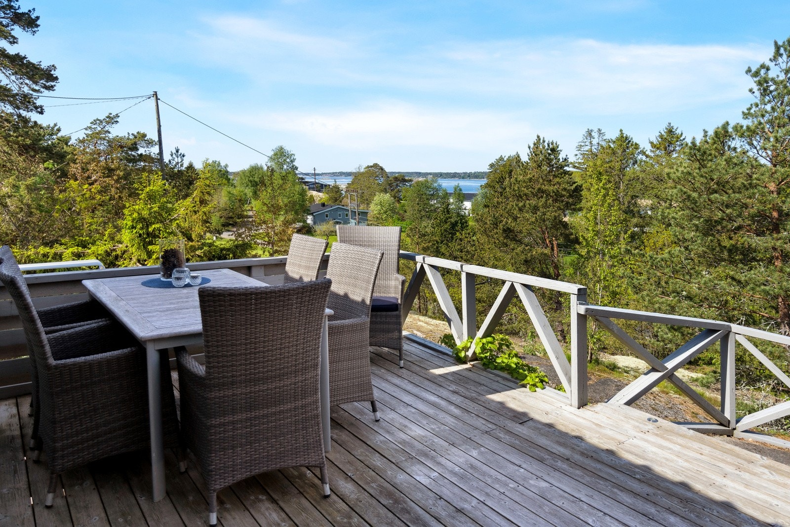 Fra kjøkken er det utgang til en stor, solrik terrasseplatting vendt mot sjøen Galleribilde