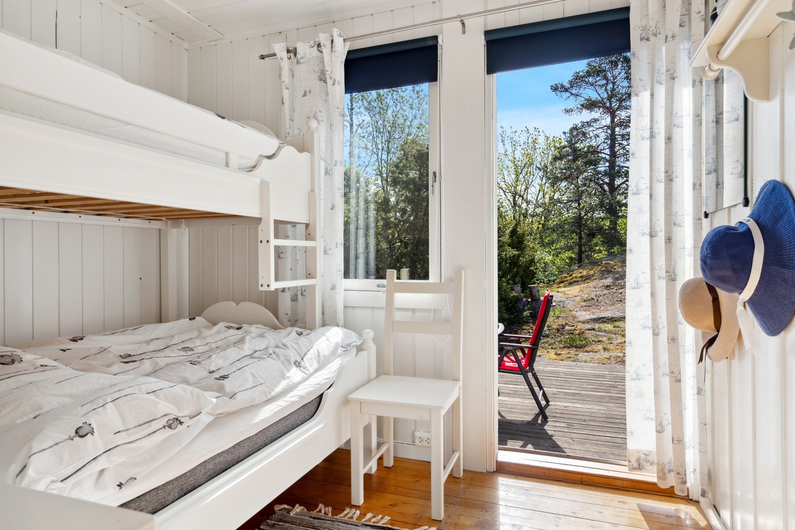 Det er innredet med køyesenger på øvrige soverom, en plassbesparende løsning når man er mange Galleribilde