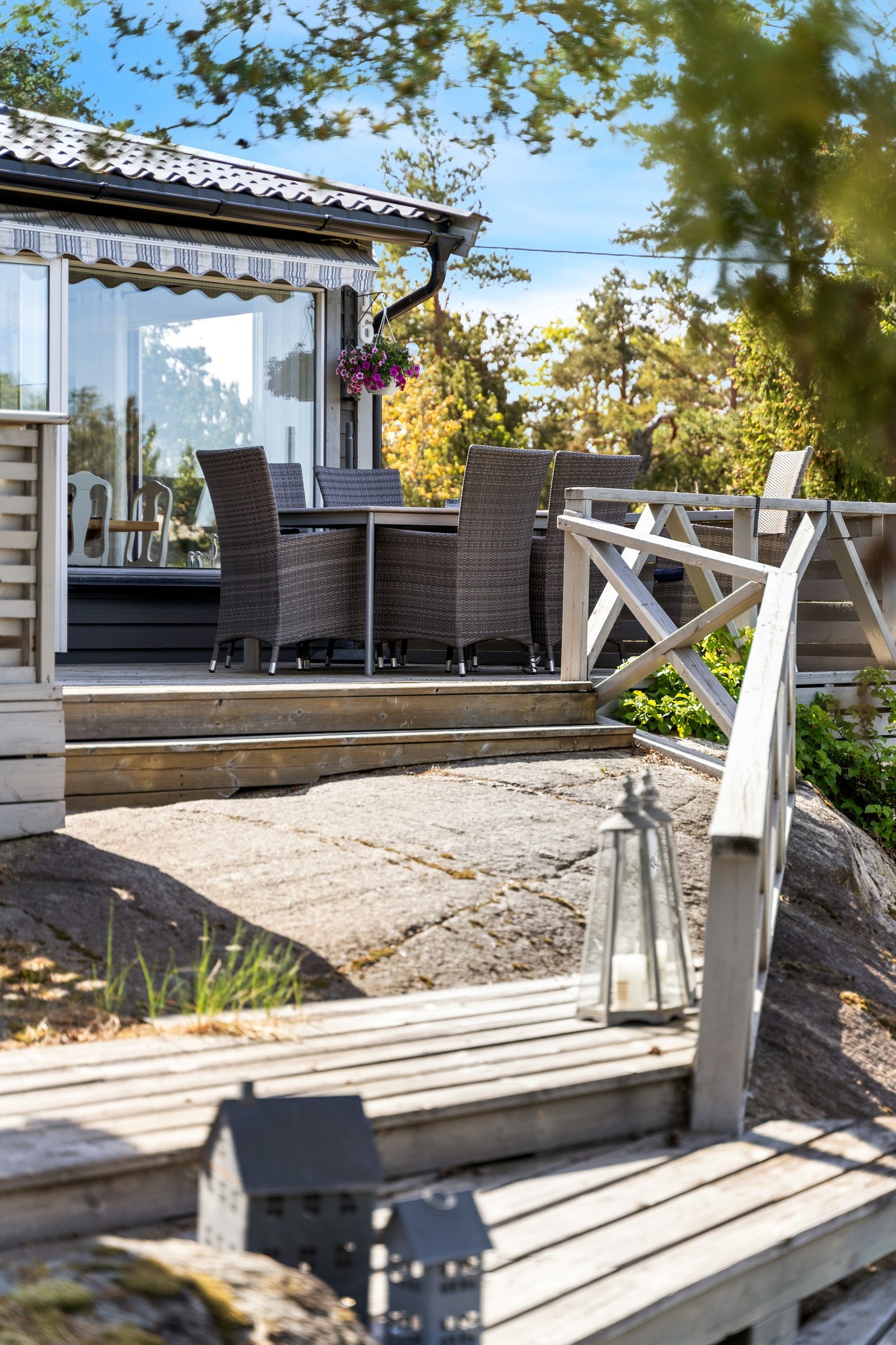 Utendørsopplevelsen er en integrert del av hytteoppholdet, med flere uteplasser som tilbyr unike måter å nyte omgivelsene på Galleribilde