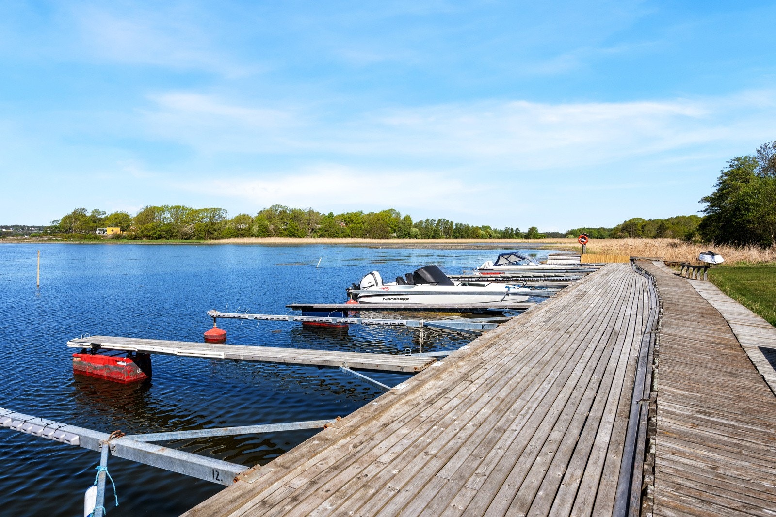 Det medfølger båtplass med gåavstand fra hytta og bilvei helt ned til sjøen Galleribilde
