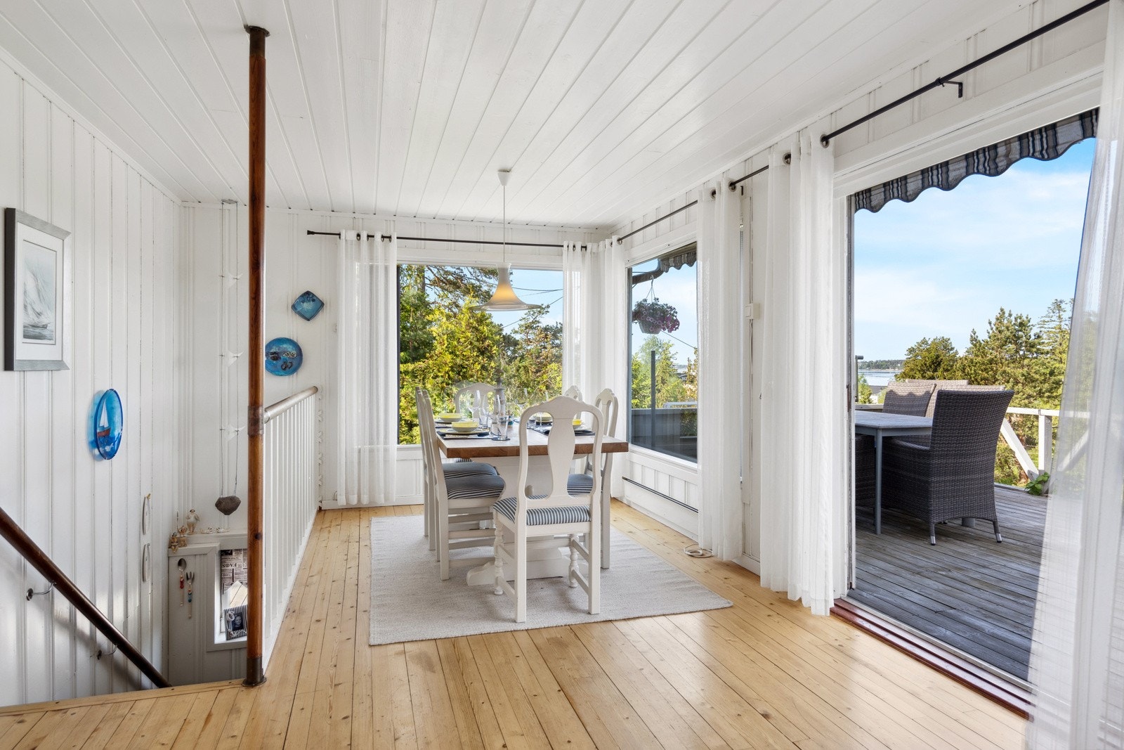 Det er etablert vedovn i tilknytning til kjøkken og sone for spisegruppe, en god kilde til varme på kaldere kvelder Galleribilde