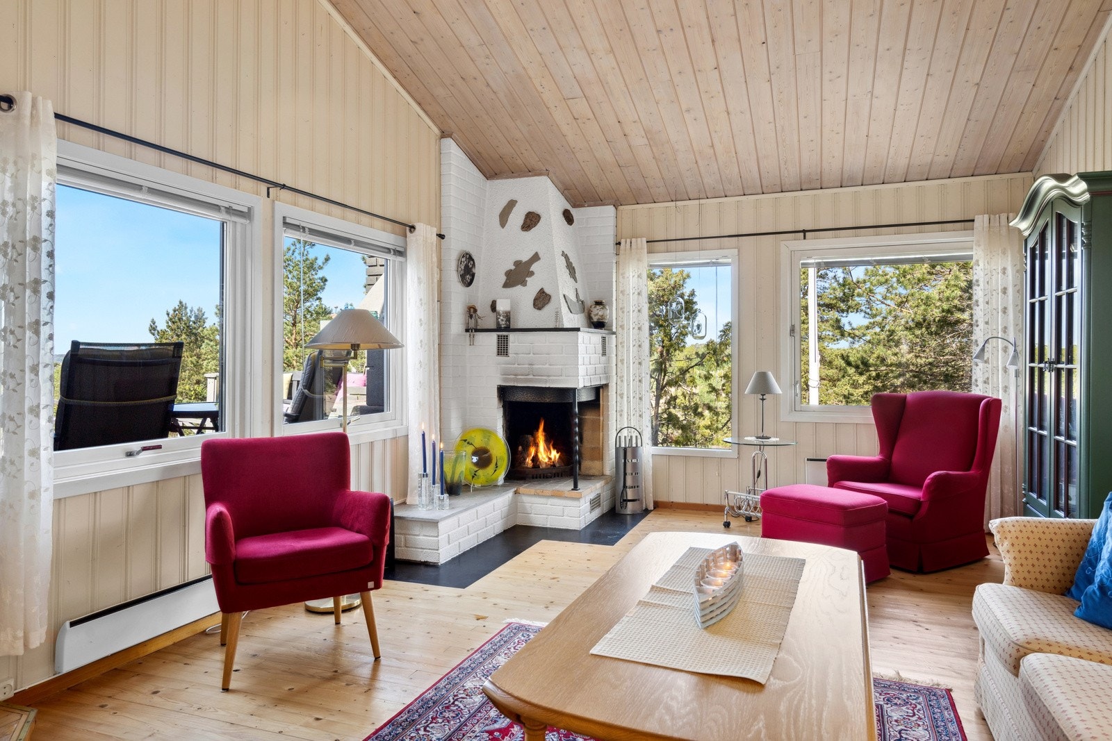 Den generøse takhøyden i kombinasjon med store vindusflater gir en fin romfølelse og mye luft Galleribilde