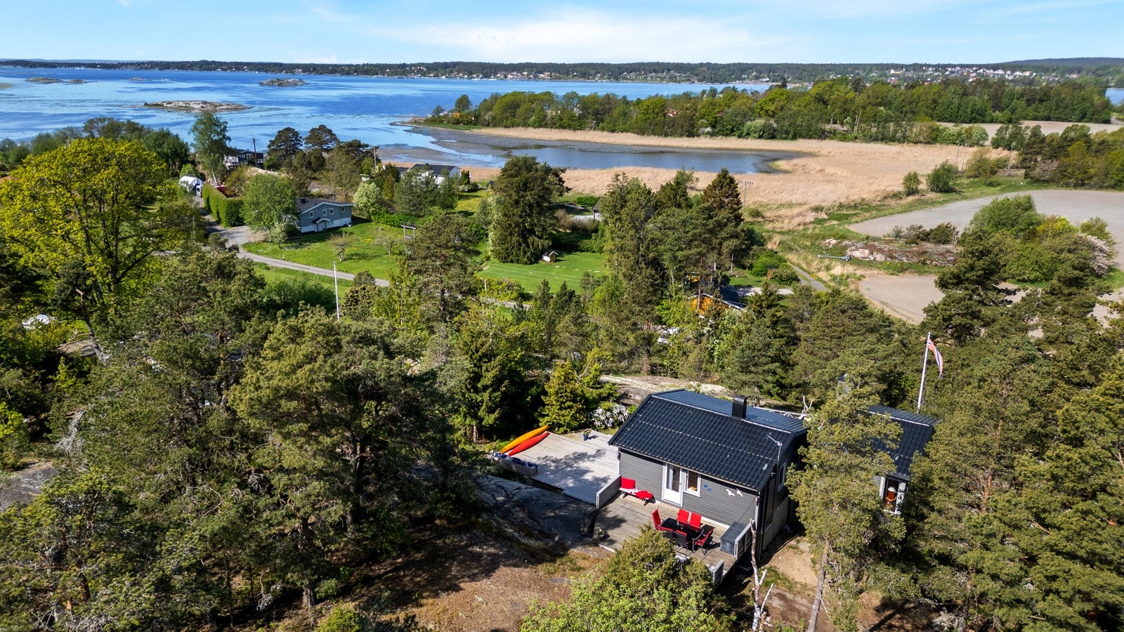 En kort kjøretur unna har man flere strender og båthavner, som brukes av både feriegjester og lokalbefolkningen i Råde og omegn Galleribilde