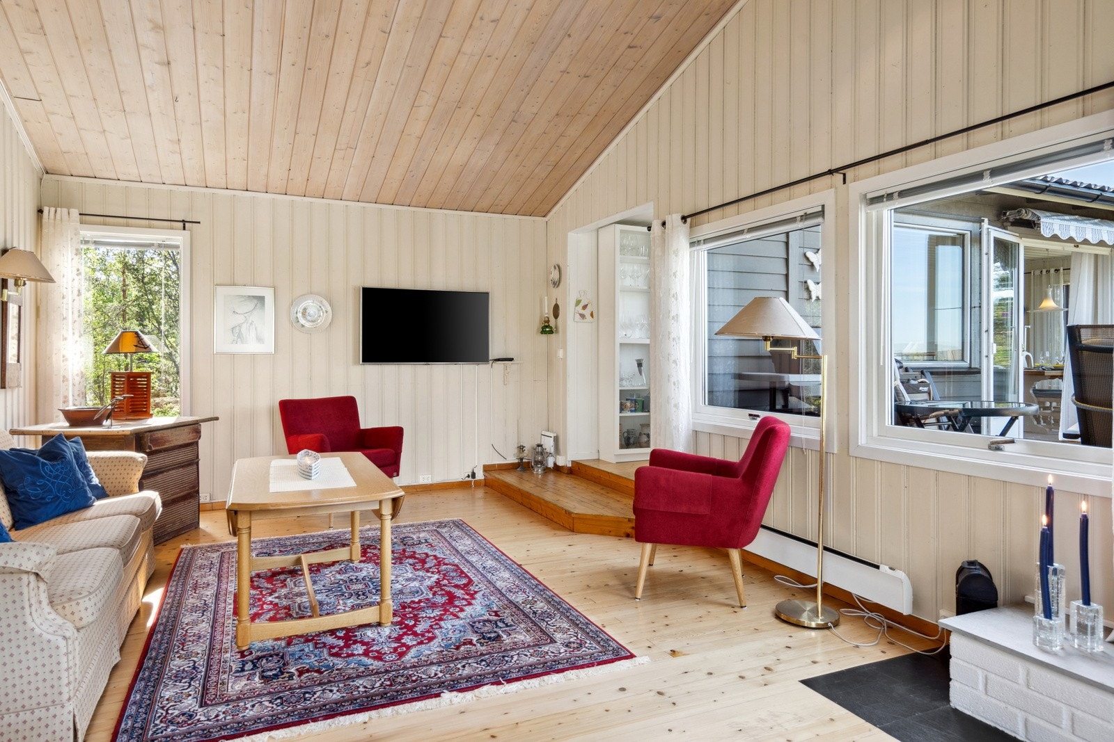 Stuen er selve hjertet i denne fritidsboligen, designet for å være både stilfull og funksjonell Galleribilde