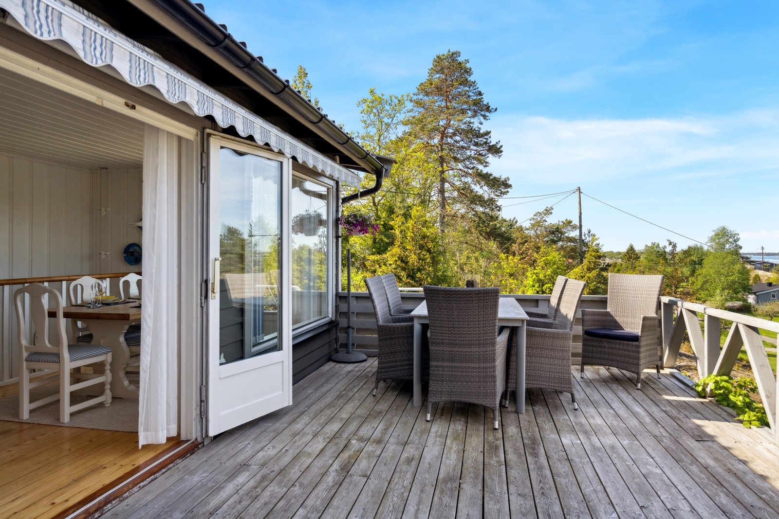 Med komfortable utemøbler og en fantastisk utsikt, er dette stedet du vil tilbringe mye tid Galleribilde