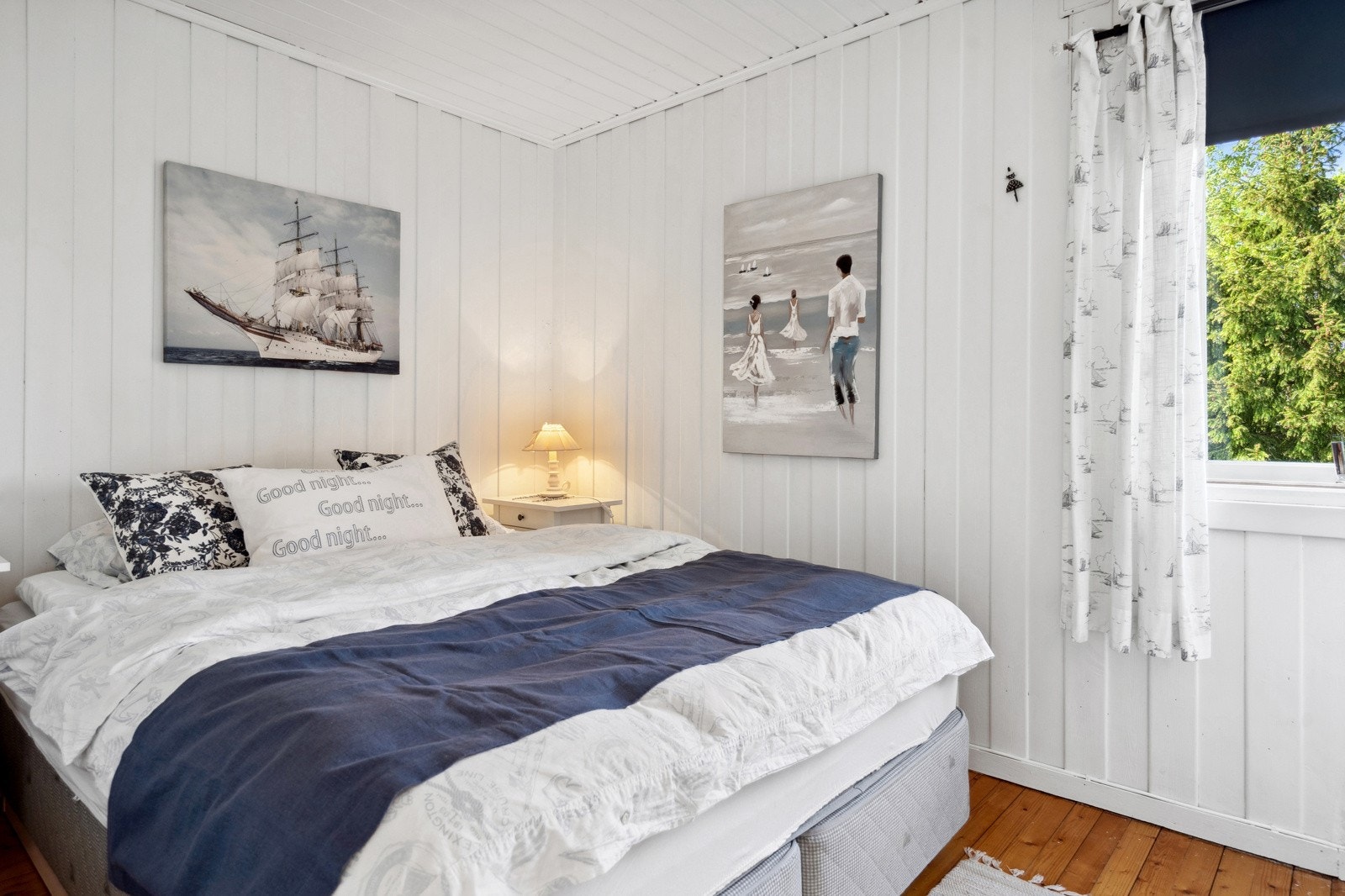 Boligen har tre soverom med totalt 6 sengeplasser, ideell for både familieferier og helgeturer med venner Galleribilde