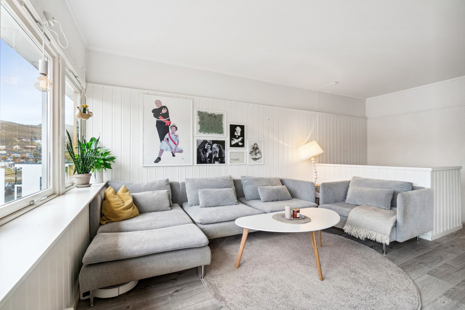 Her får du en lys og praktisk leilighet over to plan med pen standard og flott utsikt. Galleribilde