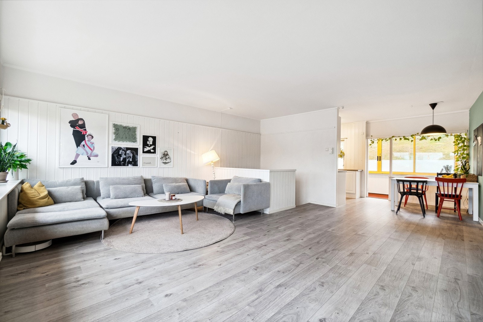Det er rikelig med naturlig lysinnslipp som komplimenterer boligens lyse og tidløse innredning. Galleribilde