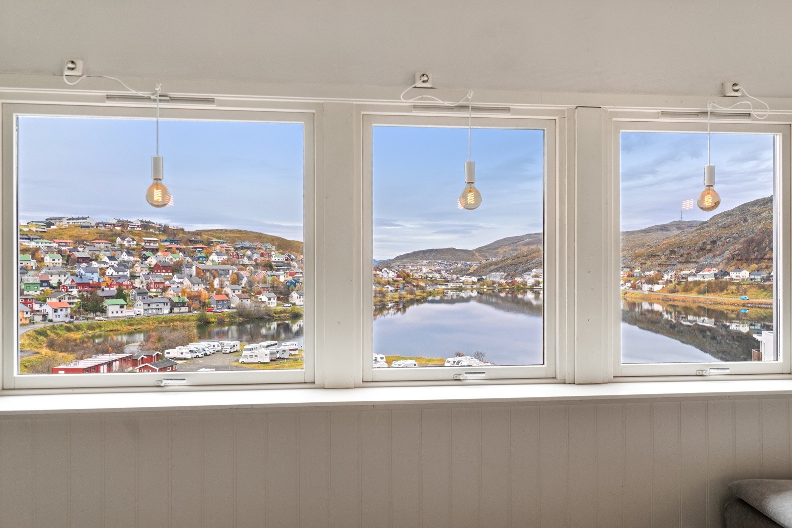 Fra leilighetens stue har du en flott utsikt mot Storvannet. Galleribilde