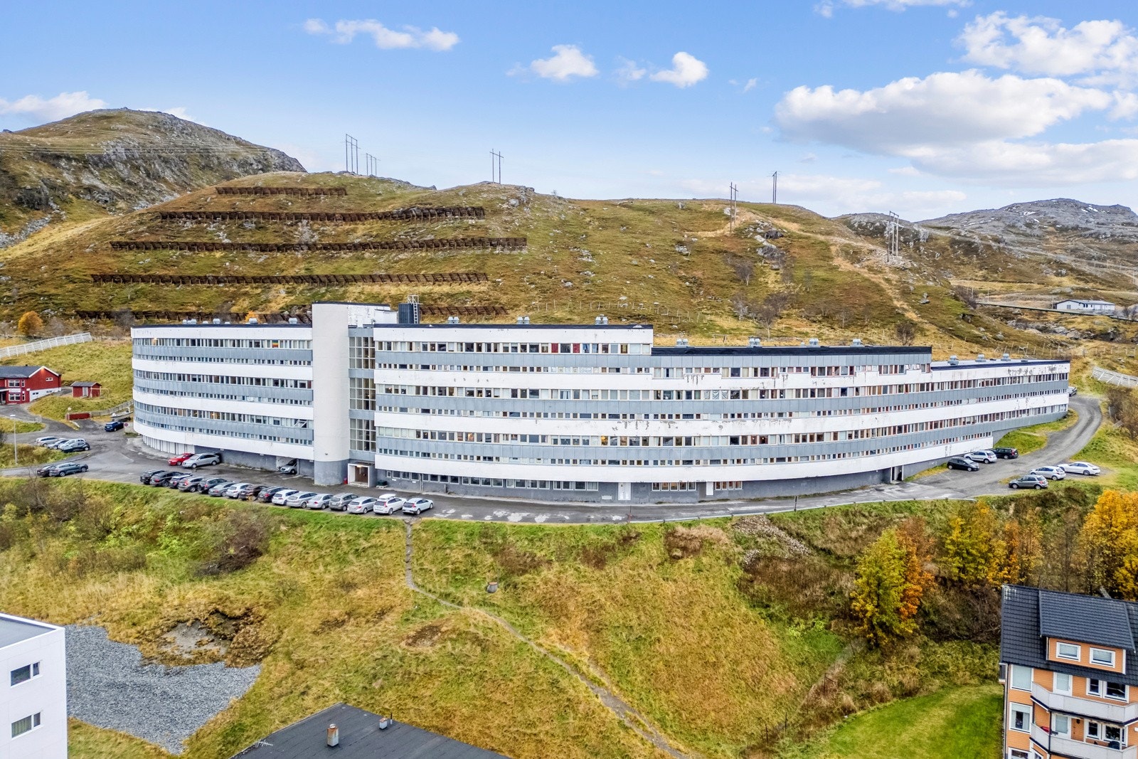 Borettslaget har fellesparkering i front og på siden av bygget, flere fellesarealer som kan lånes til ulike formål, et flott uteområde i bakgården, m.m. Galleribilde