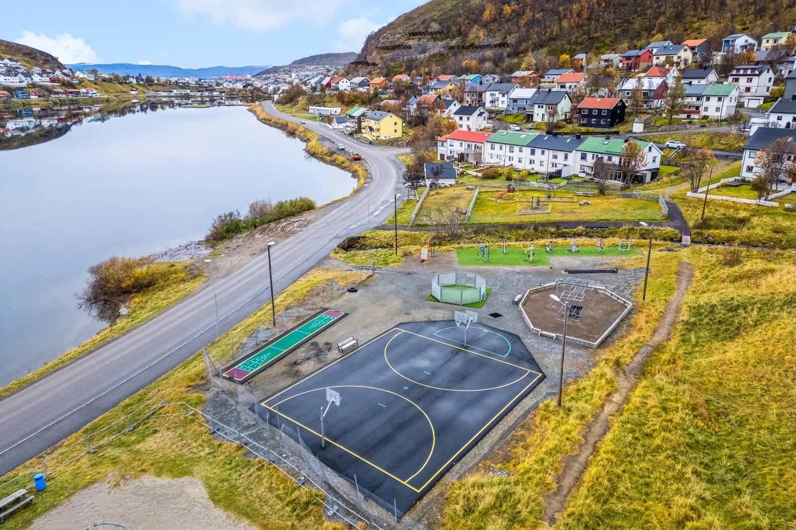 Fra leiligheten har du kort vei til blant annet matvarebutikk, bussholdeplass, utegym og flotte turområder. Galleribilde