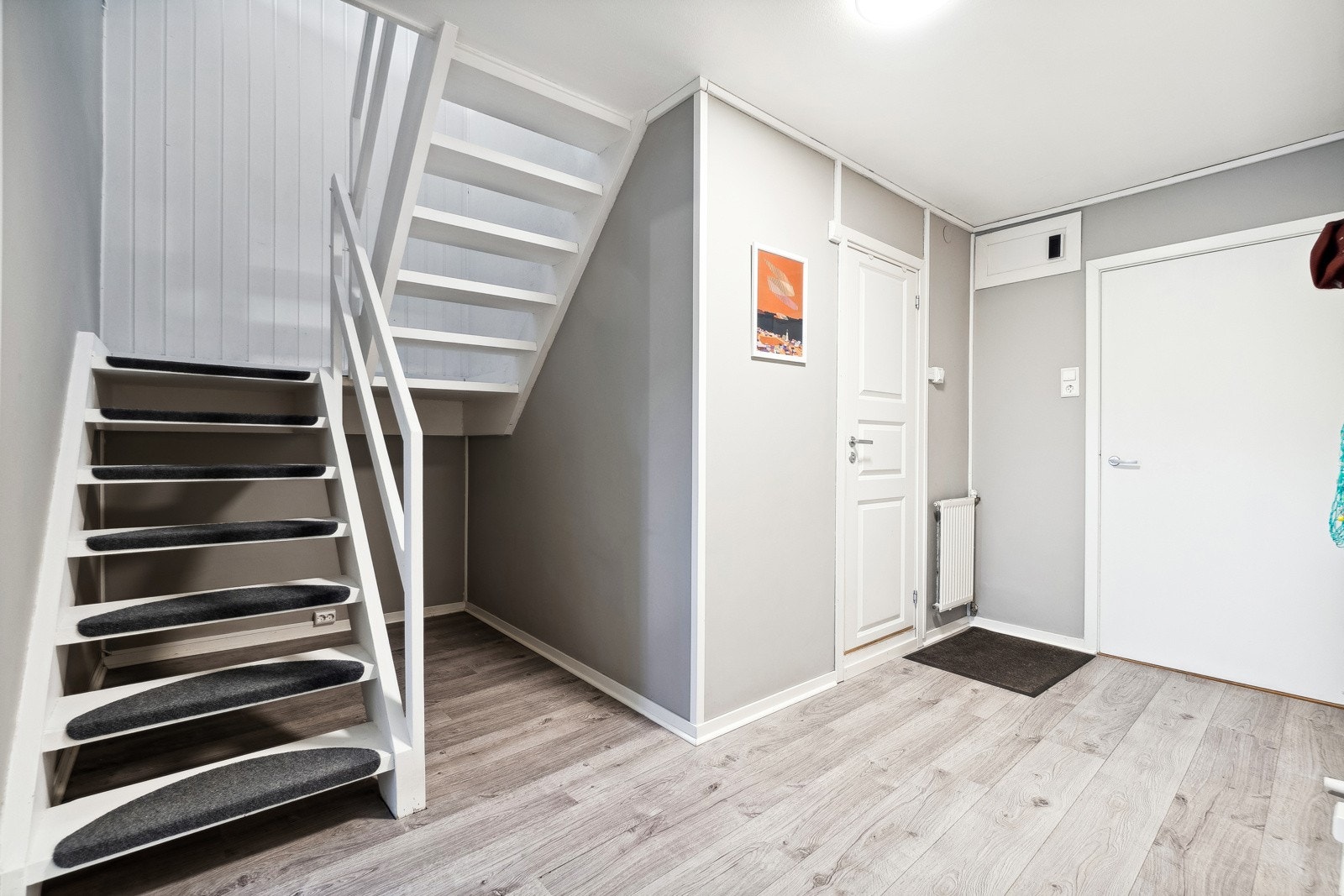 Leiligheten gir et godt førsteinntrykk i det du møter en lys og luftig entré/gang. Galleribilde