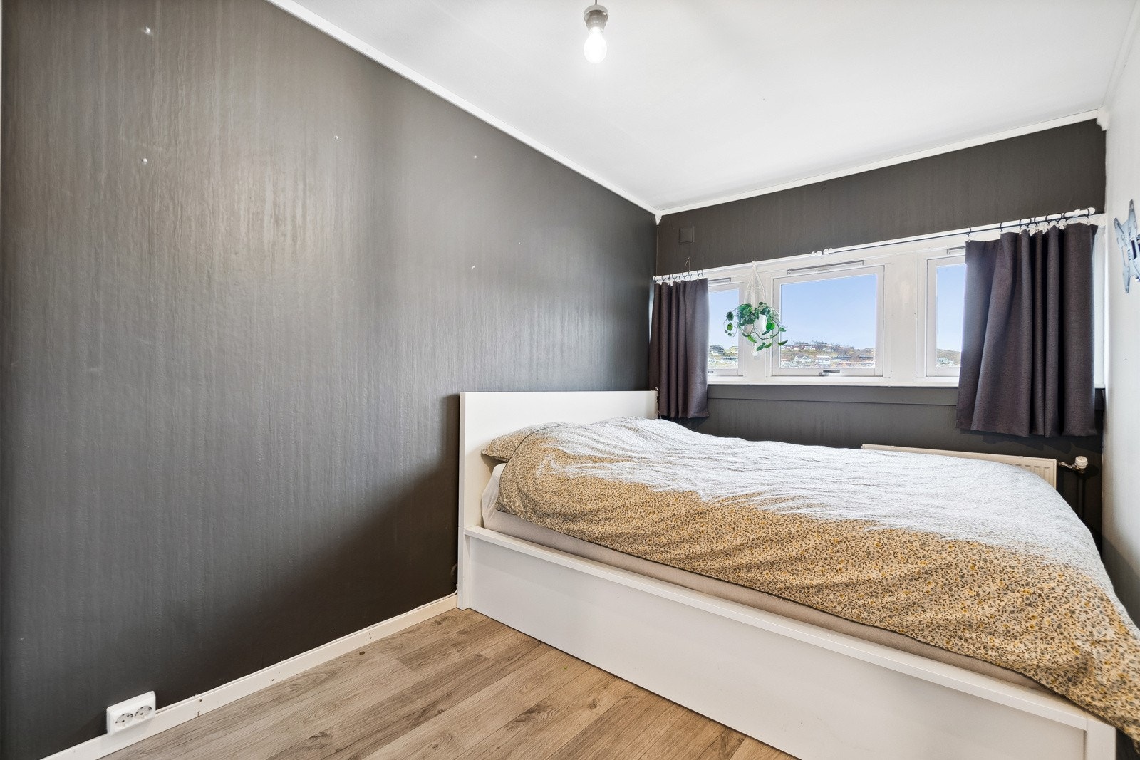 Leiligheten har to soverom som begge har en praktisk plassering på samme plan som badet. Galleribilde