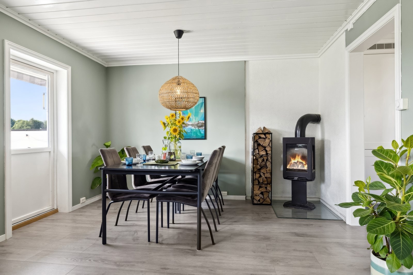 Direkte utgang fra stue til uteområde, perfekt for å nyte hagen og terrassen. Galleribilde