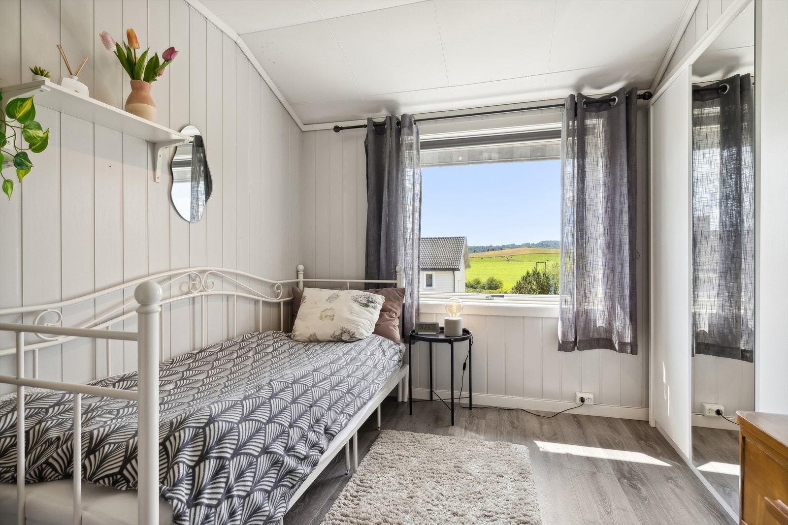 Soverom I med garderobeskap Galleribilde