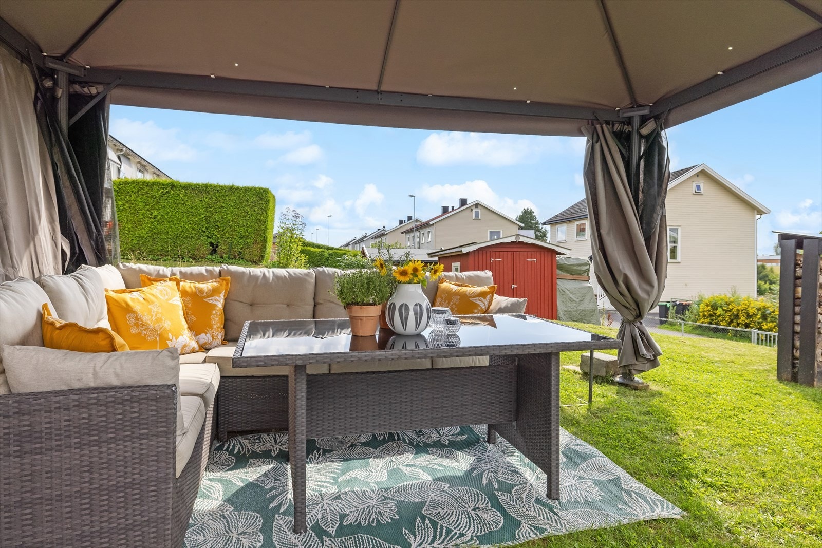 Uteområde med markiseoverbygg. Overbygget følger ikke med. Galleribilde