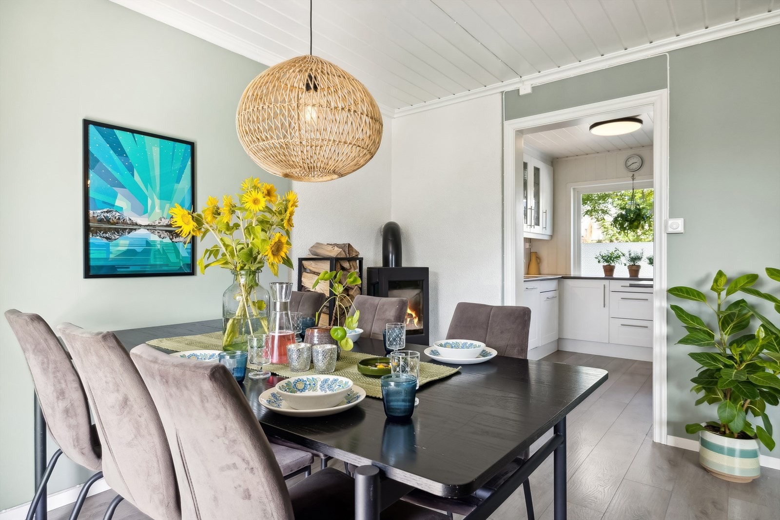 I stua er det god plass til spisebord og i hjørnet er det montert vedovn for ekstra hygge Galleribilde