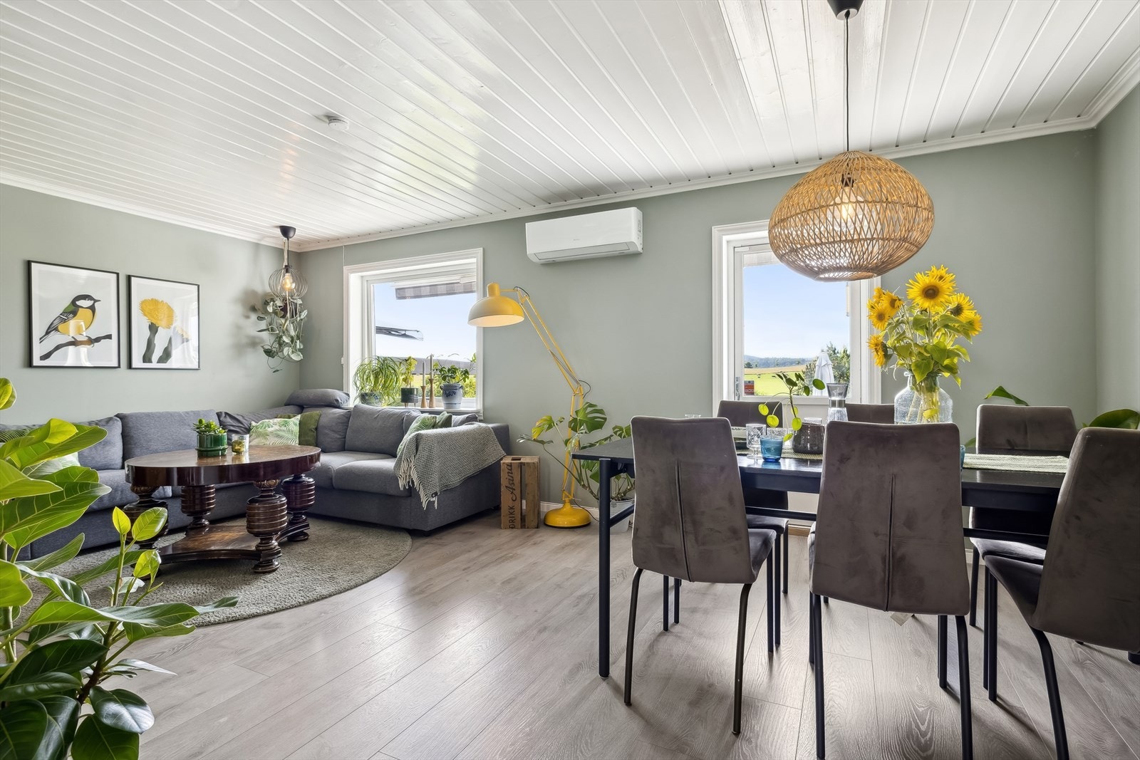 Det er store vindusflater som gir mye naturlig lys og gir stuen en romslig følelse. Med montert varmepumpe og ildsted, er det en lun plass. Galleribilde