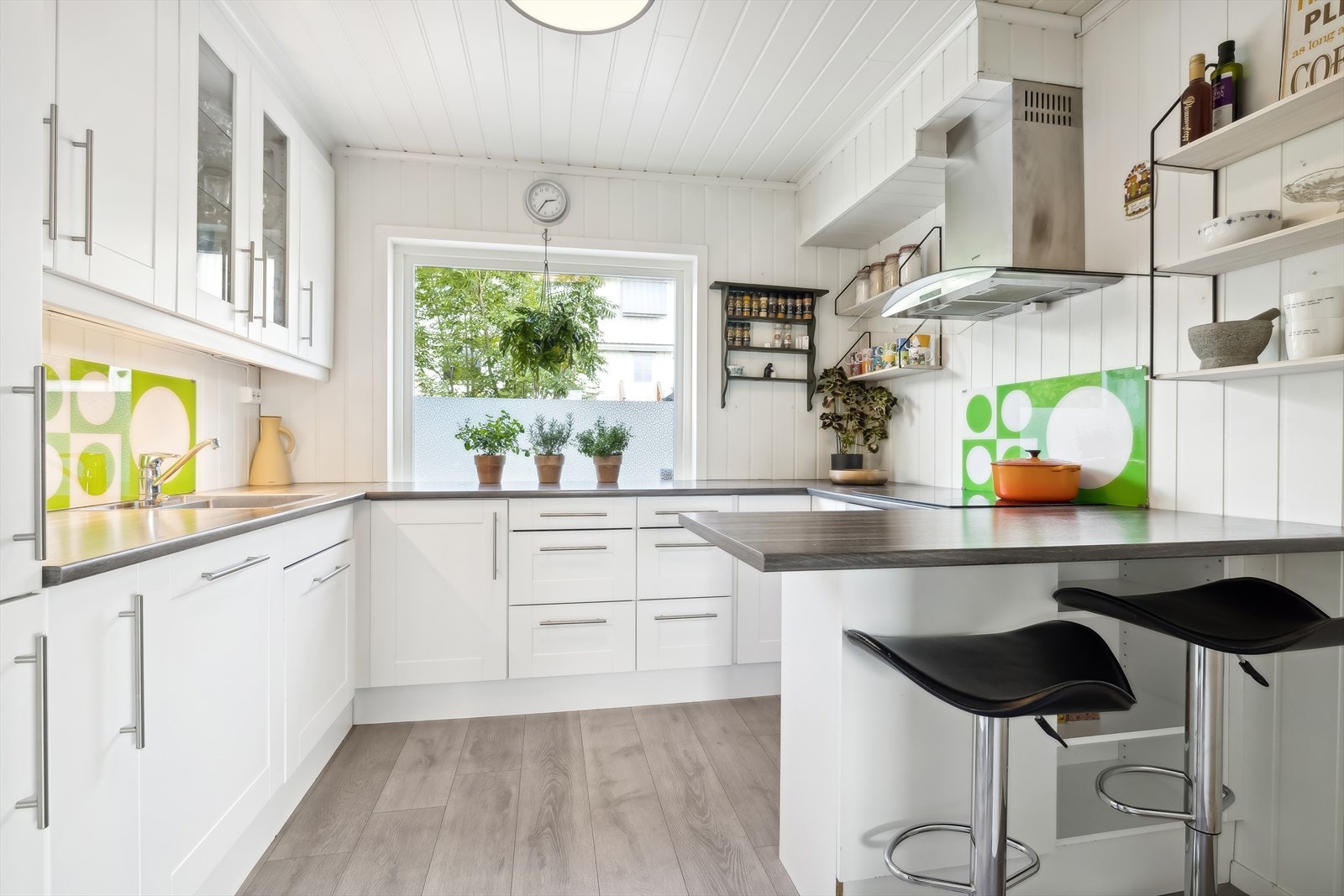 Kjøkkeninnredning fra Systemkjøkken. Moderne og stilfullt med god skap og benkeplass. Det er integrerte hvitevarer på kjøkkenet som medfølger. Galleribilde