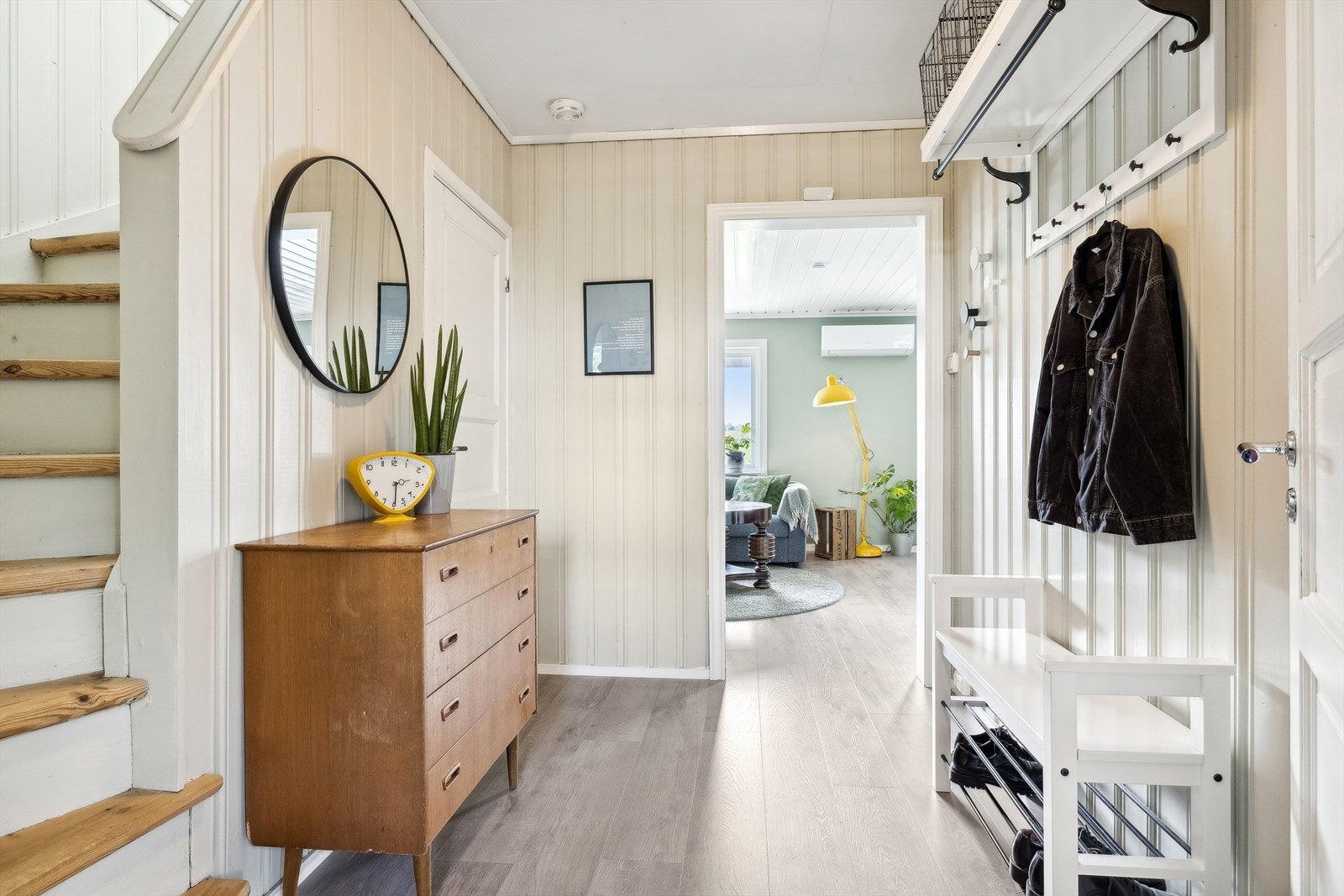 En lys og romslig entré, parkett på gulvet. Galleribilde