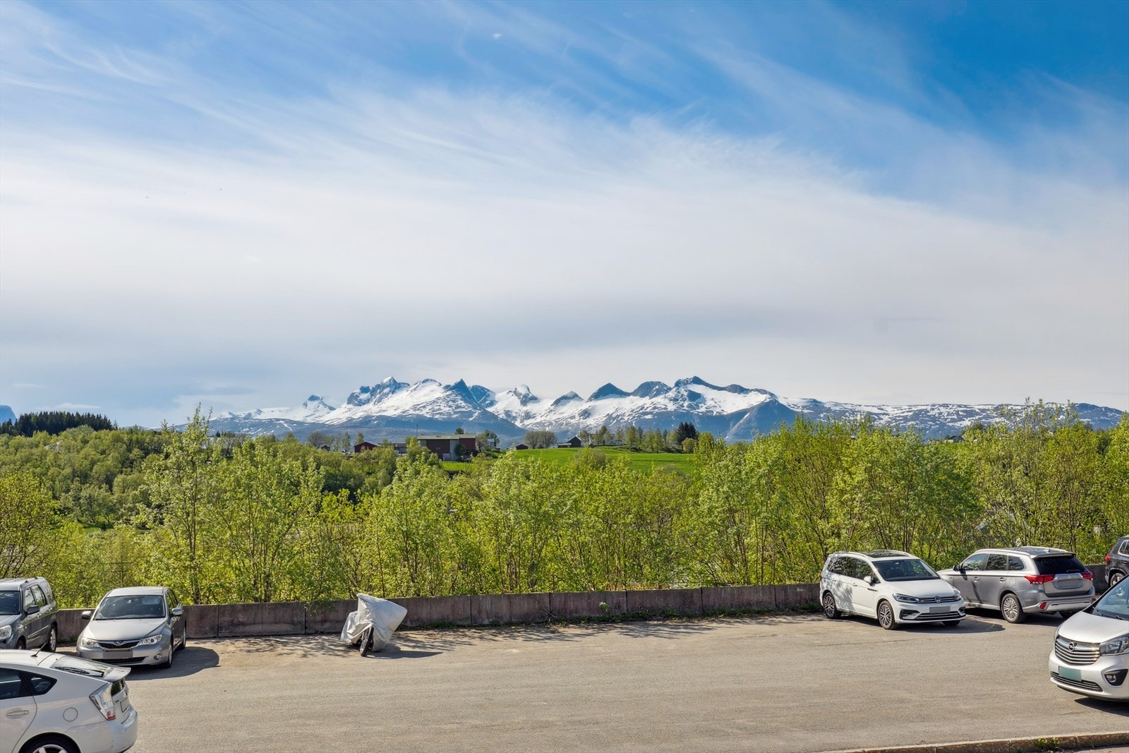 Utsikt fra veranda. Det er godt med parkeringsplasser for sameiet. I tillegg etablert 3 el-billadere som kan benyttes av beboerne. Galleribilde