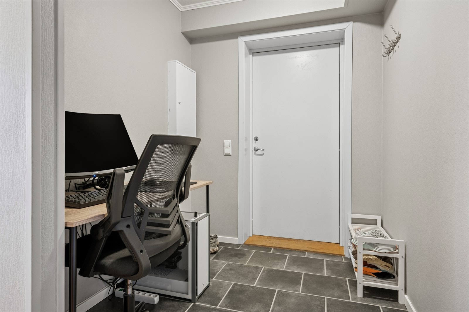 I entreen har du plass til møblement for oppheng og oppbevaring av yttertøy bla. Galleribilde