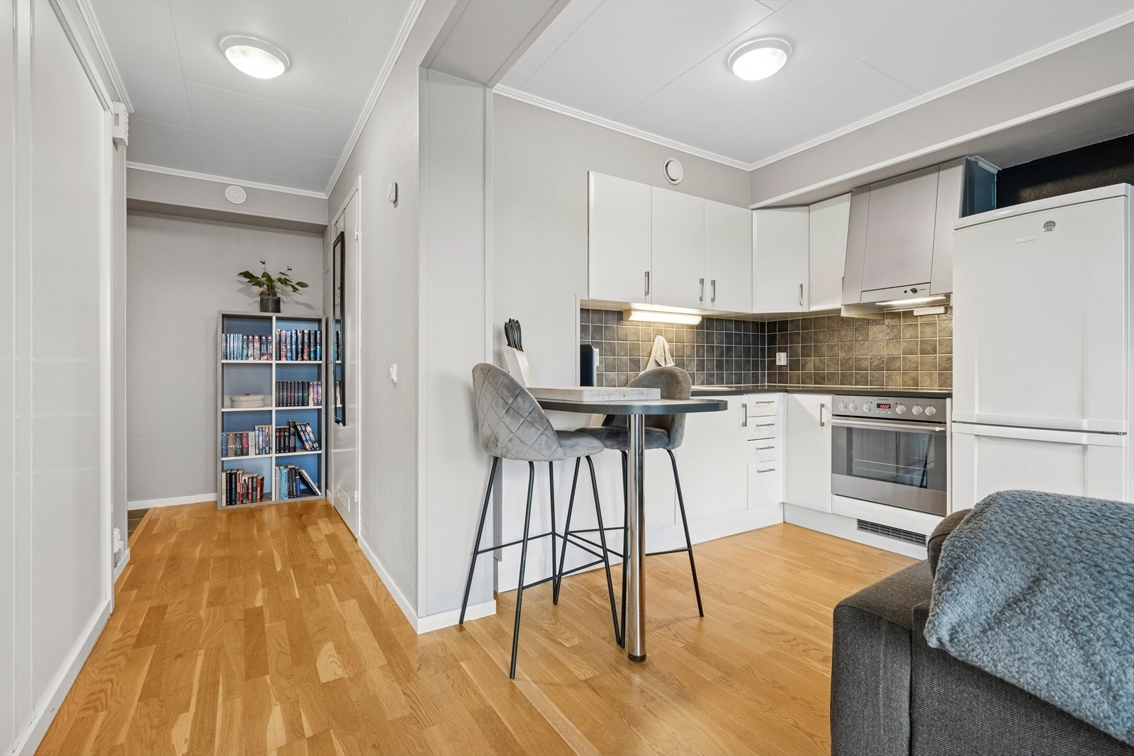 Kjøkkenet har en praktisk utbygget innredning med barløsning som fungerer som spiseplass. Galleribilde