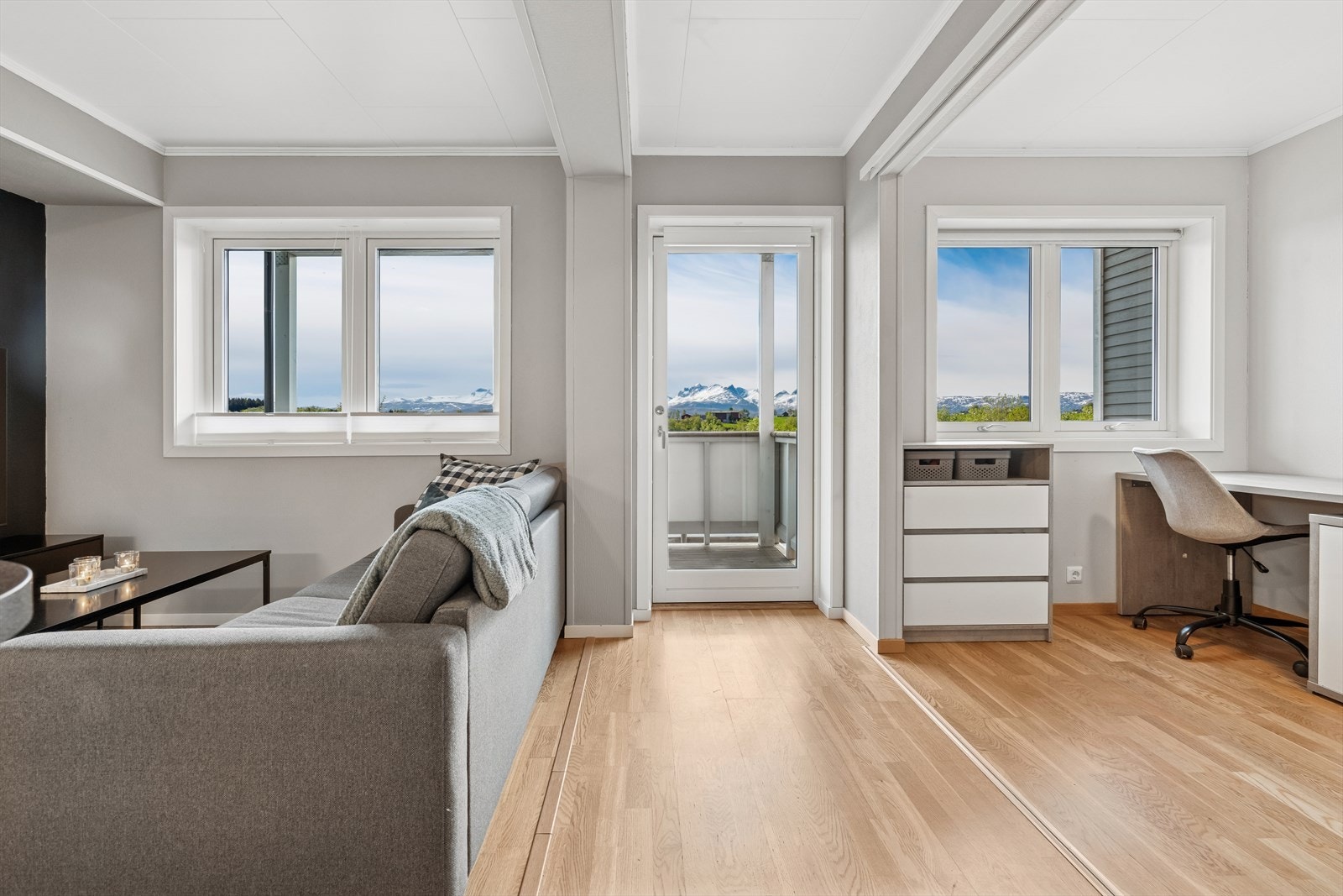 En flott leilighet med enkel vedlikehold og lave fellesutgifter, og ikke minst varmtvann inkludert i felleskostnadene. Galleribilde