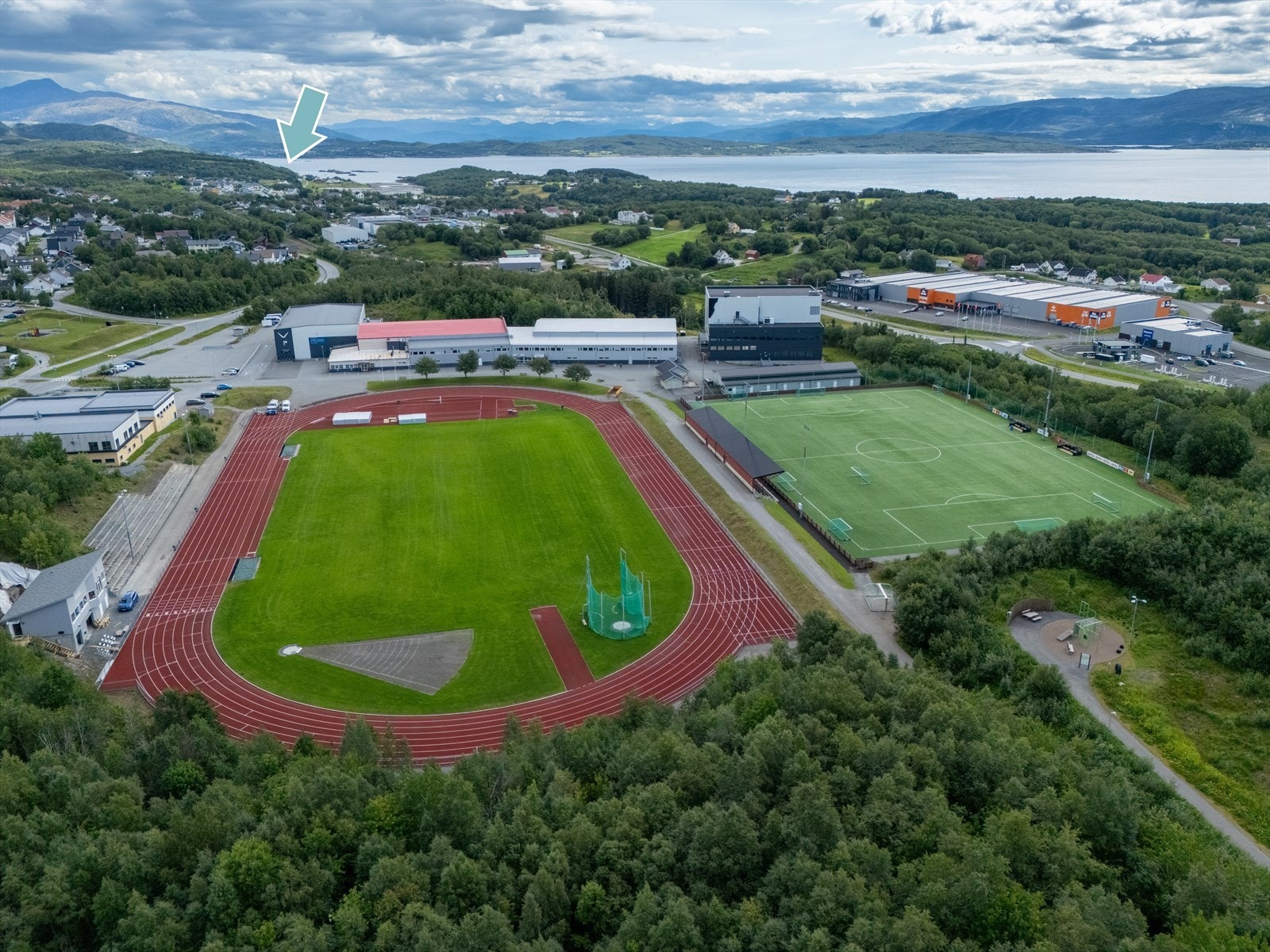 Mørkvedlia Idrettspark, som består av to haller, friidrettsbane og kunstgressbane. På området ligger treningsstudioet Sporty og Mørkved klatrehall. Støver med leiligheten ligger som anvist med pil. Galleribilde