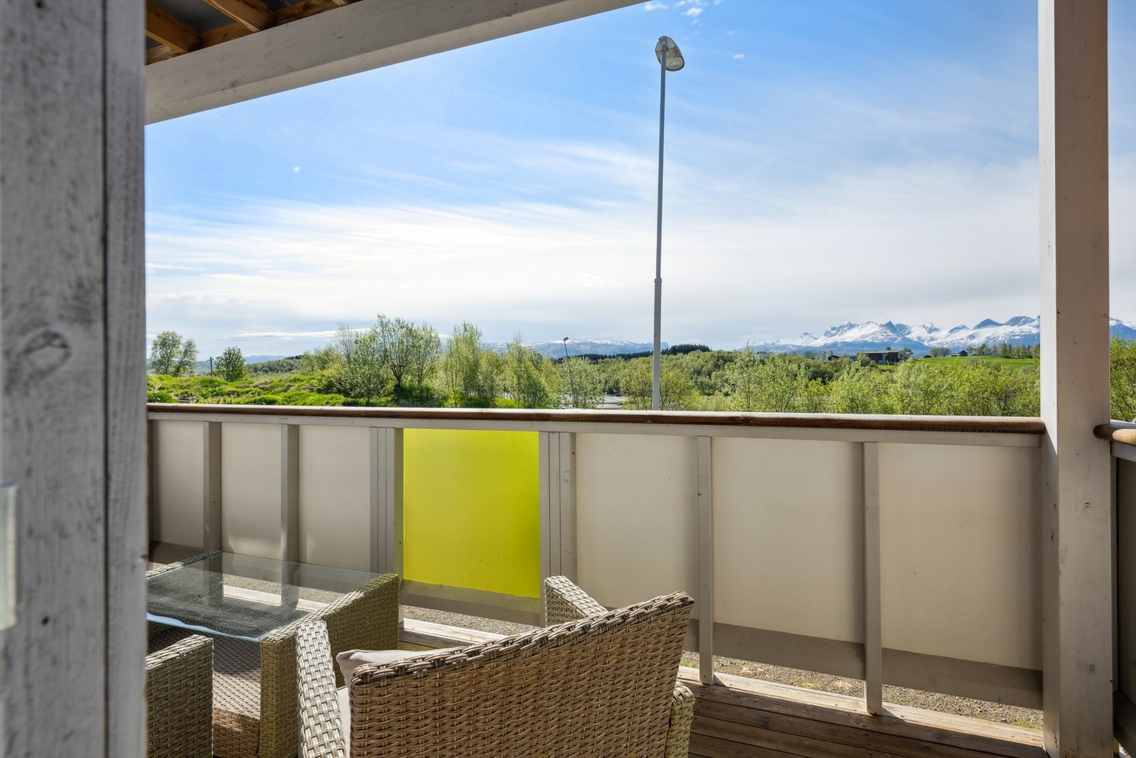 Utgang til flott veranda på ca. 8 m² vendt i sør-vestlig himmelretning. Galleribilde