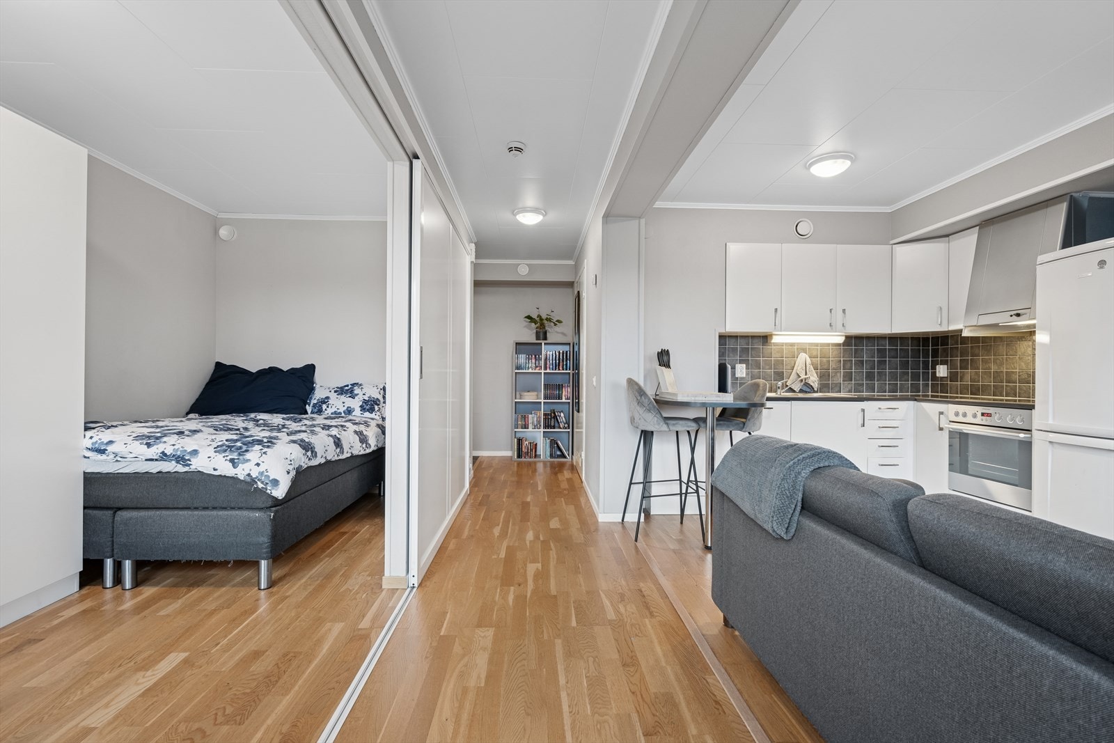 Rommene er malt i tidløs farge og har trestavs parkett på gulv. Galleribilde