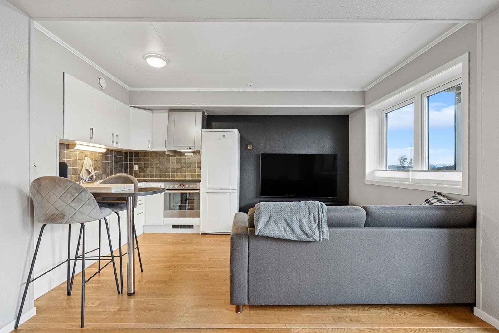 Leiligheten varmes opp av vannbåren varme som er i alle gulv, eksklusivt soverom. Galleribilde