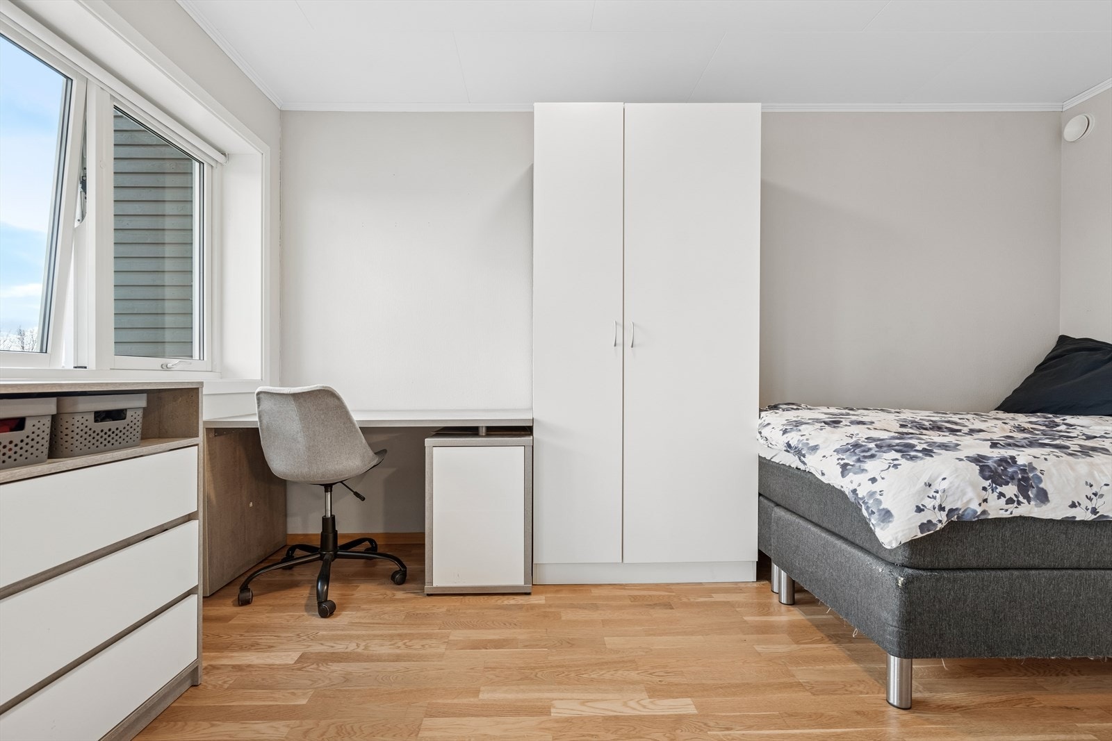 Soverommet er utstyrt med garderobeskap. Det er også plass til ekstra kommode og skrivebord, om ønskelig. Galleribilde