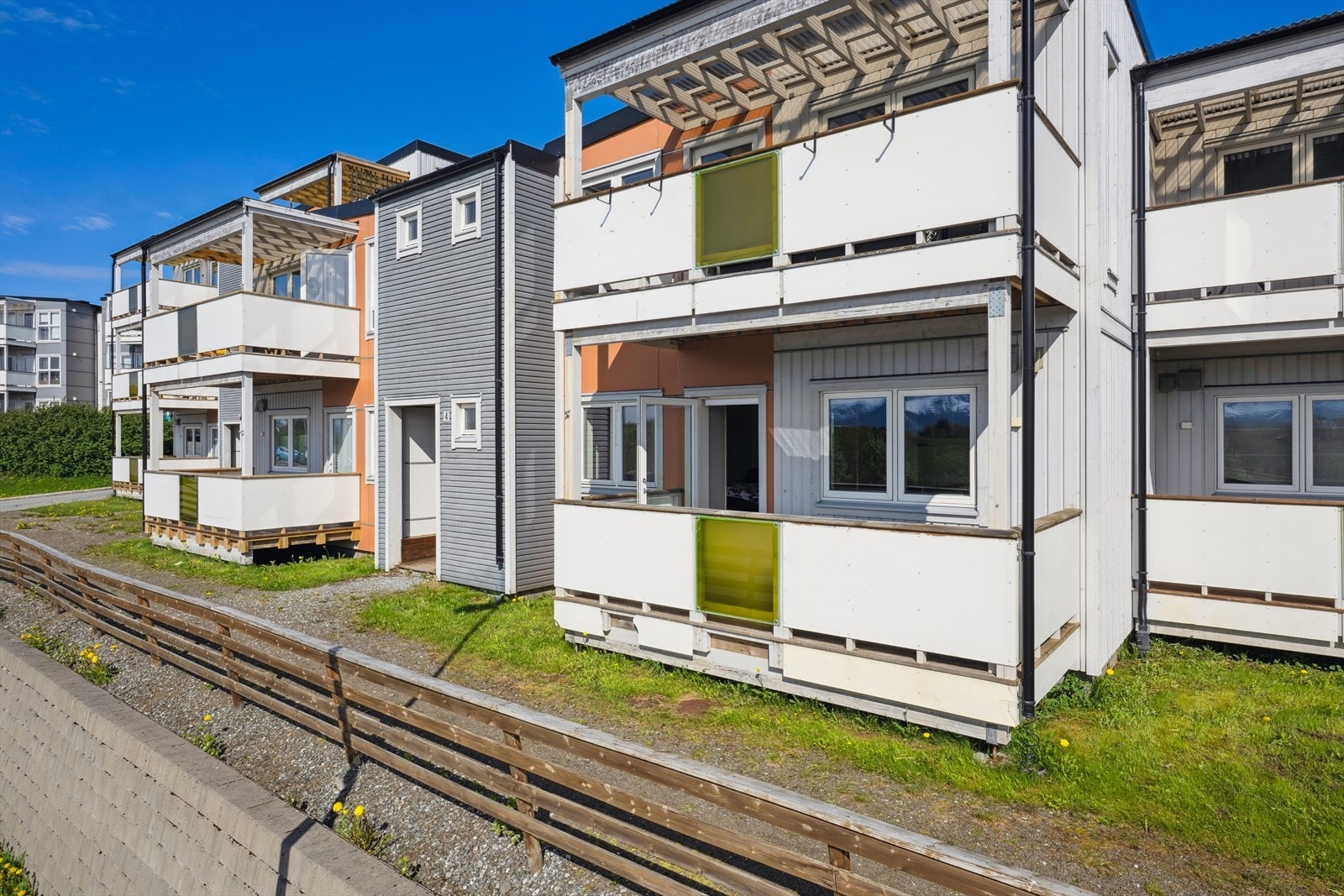 Lun og skjermet veranda med gode solforhold. Galleribilde