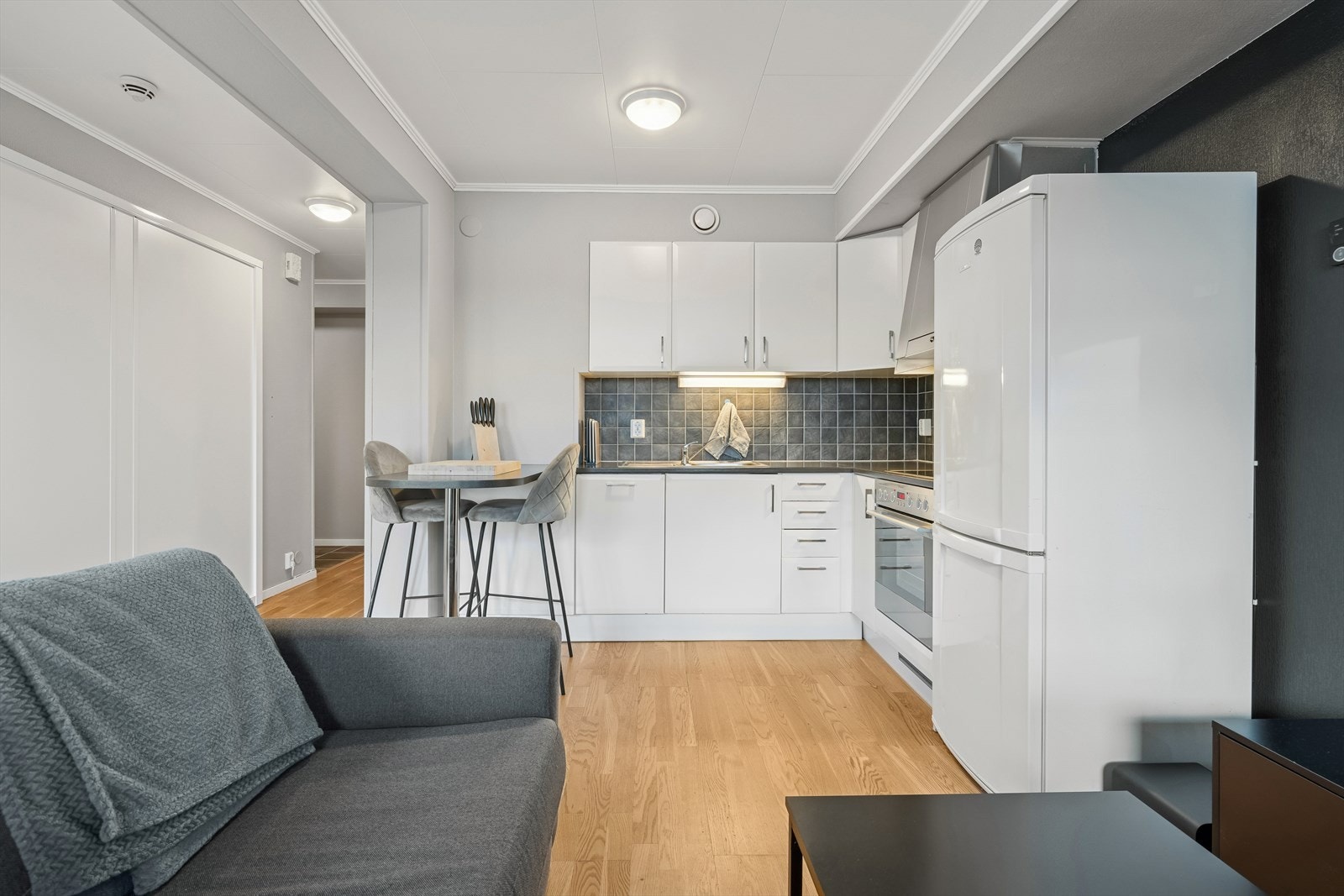 Lyst og fint kjøkken med integrert platetopp, stekeovn og oppvaskmaskin i innredningen. I tillegg er det plass til kjøleskap ved siden av. Galleribilde