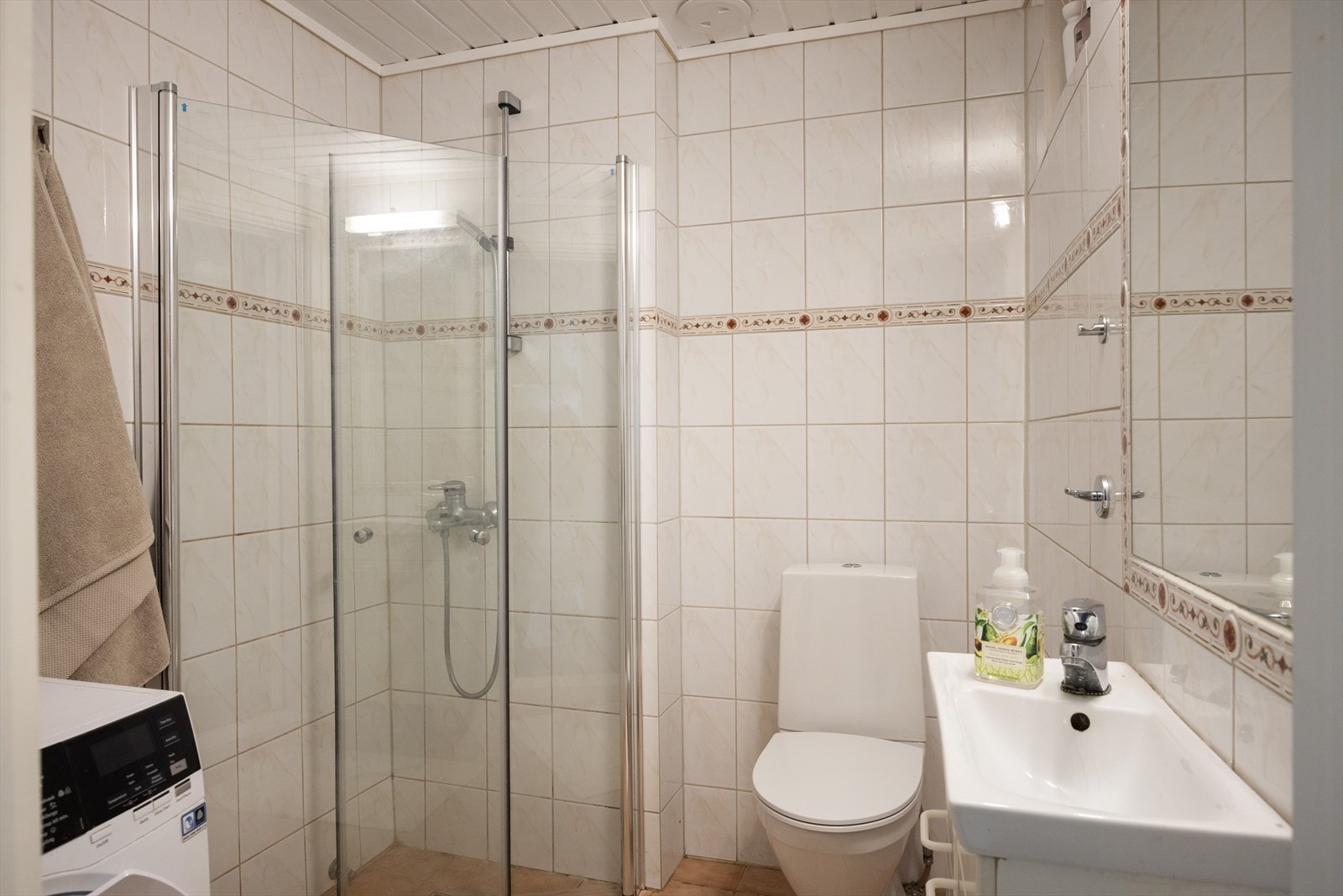 Flislagt baderom med elektrisk gulvvarme. Galleribilde