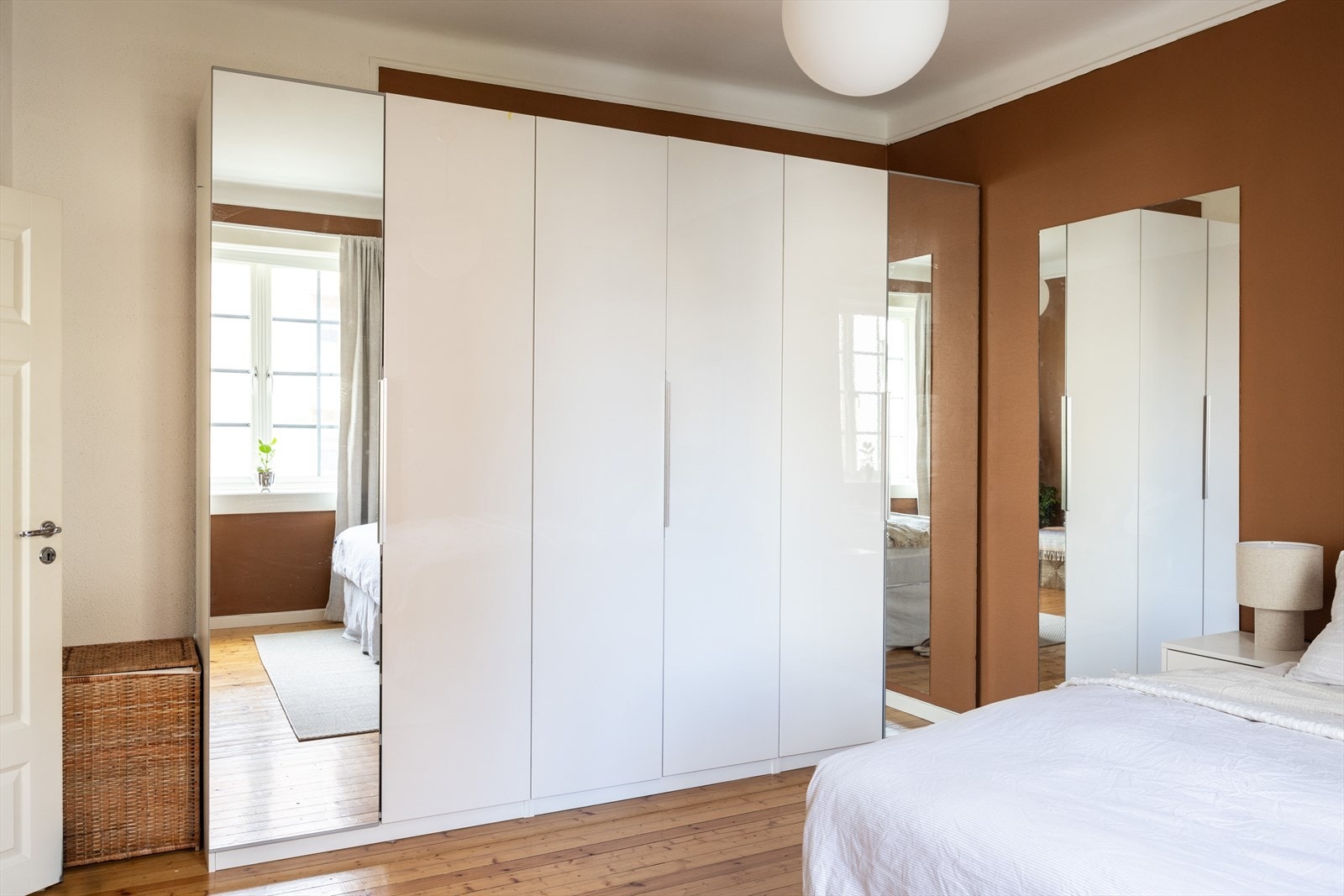 Videre er det gode oppbevaringsmuligheter i garderobeskapet. Galleribilde