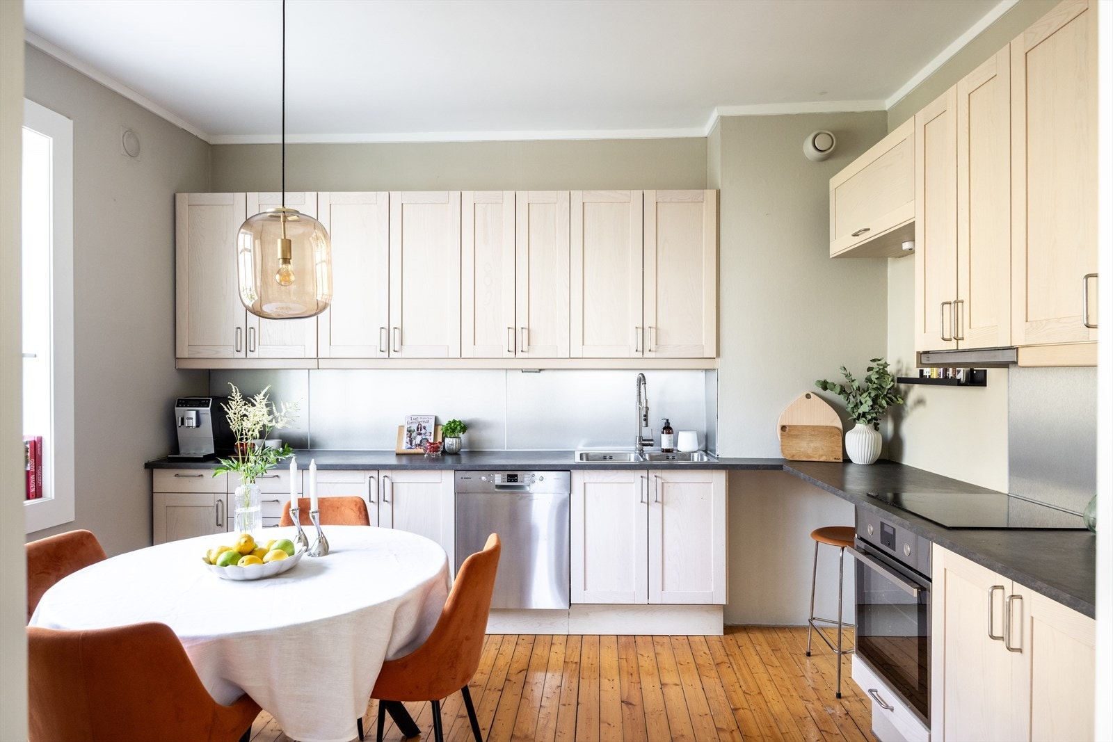 Kjøkkenet ligger i en delvis åpen løsning mot stue. Galleribilde