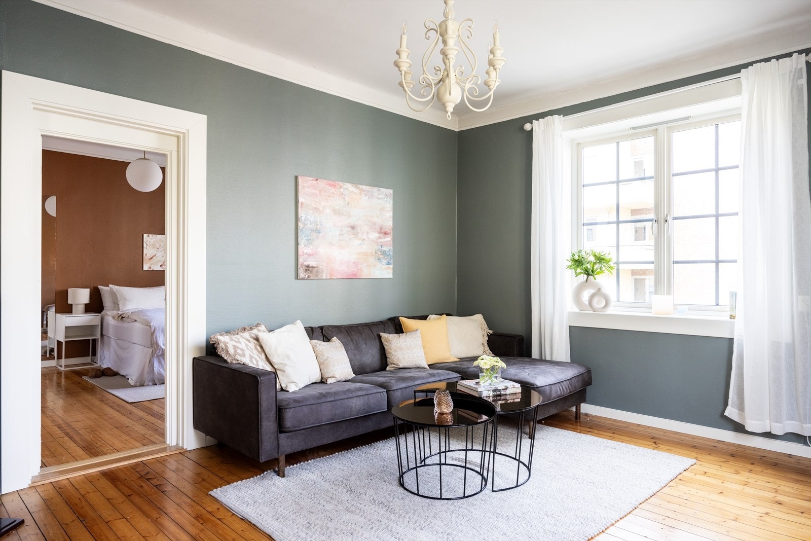 Leiligheten har moderne og tidsriktige fargevalg. Galleribilde